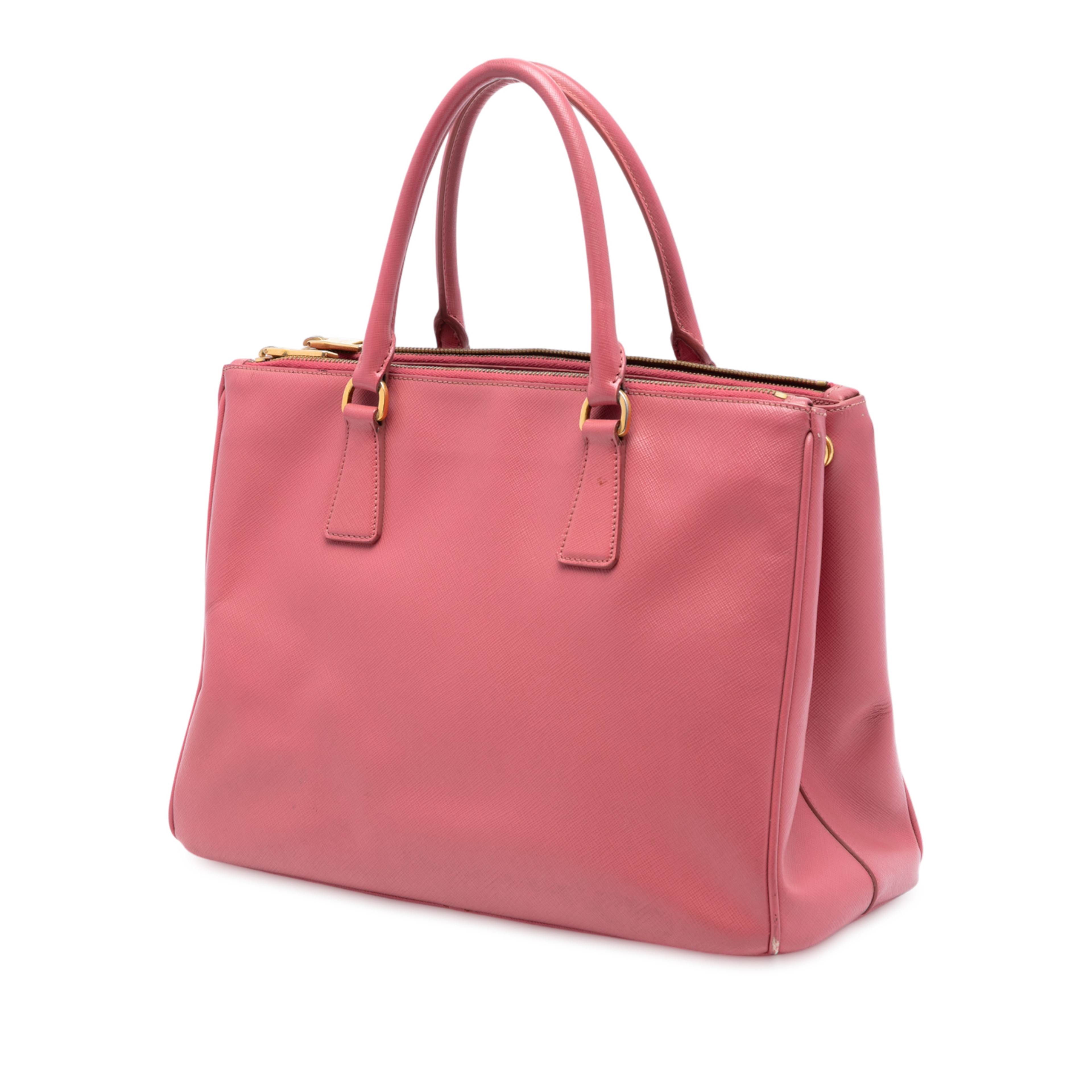 Prada Medium Saffiano Lux Galleria Double Zip Satchel, från Luxclusif, i färgen rosa. Klicka för att öppna bilden i stort format
