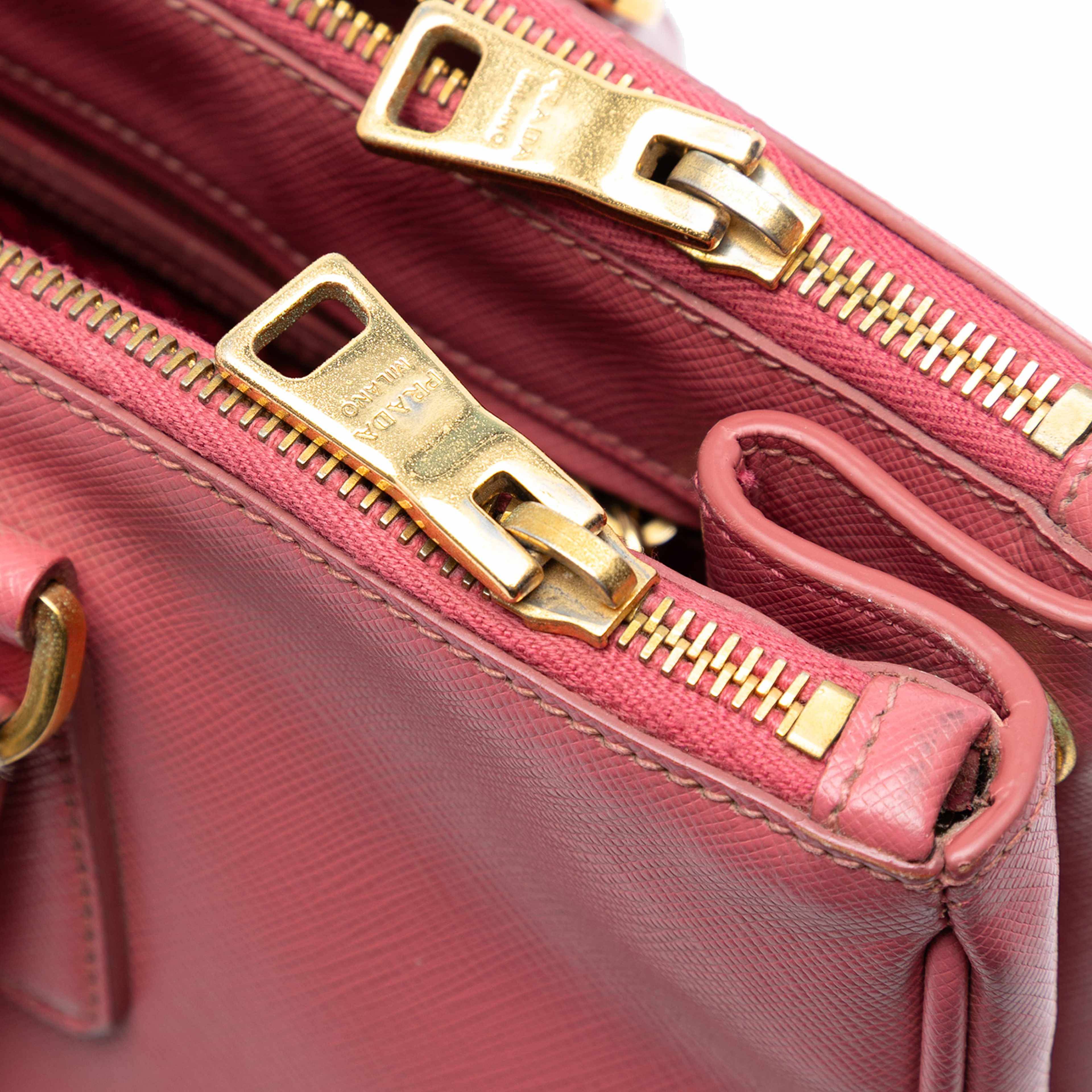 Prada Medium Saffiano Lux Galleria Double Zip Satchel, från Luxclusif, i färgen rosa. Klicka för att öppna bilden i stort format