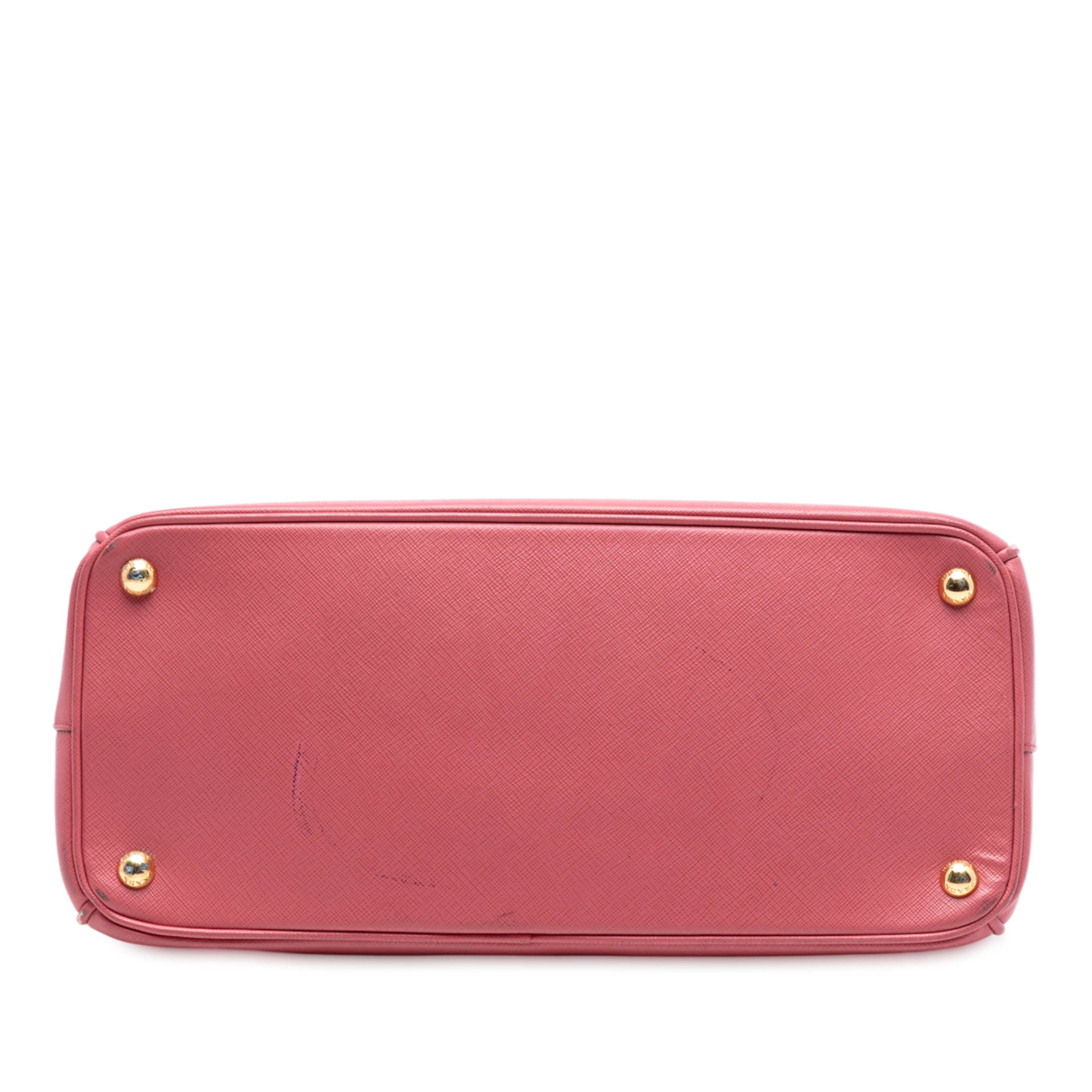 Prada Medium Saffiano Lux Galleria Double Zip Satchel, från Luxclusif, i färgen rosa. Klicka för att öppna bilden i stort format