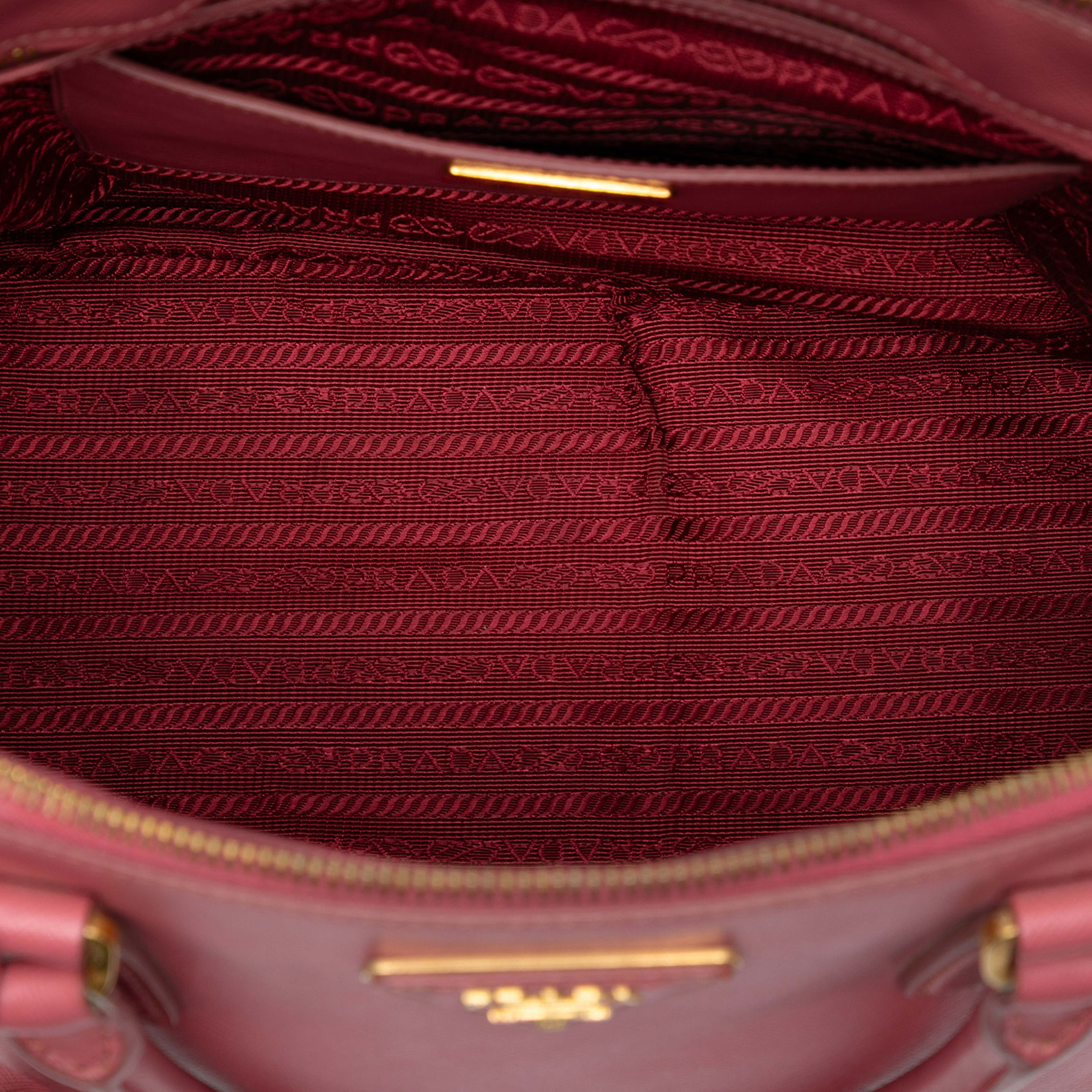 Prada Medium Saffiano Lux Galleria Double Zip Satchel, från Luxclusif, i färgen pink. Klicka för att öppna bilden i stort format