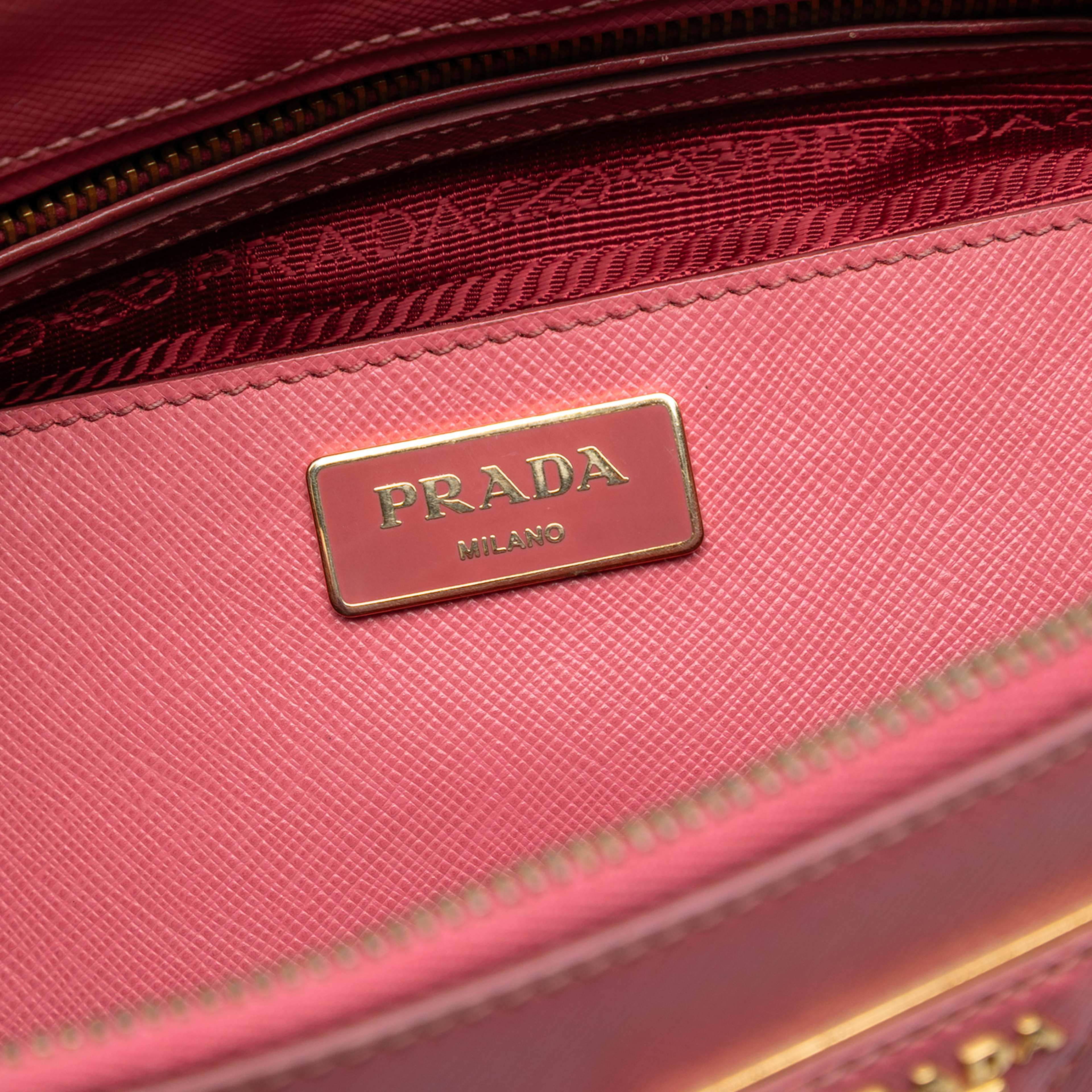 Prada Medium Saffiano Lux Galleria Double Zip Satchel, från Luxclusif, i färgen pink. Klicka för att öppna bilden i stort format