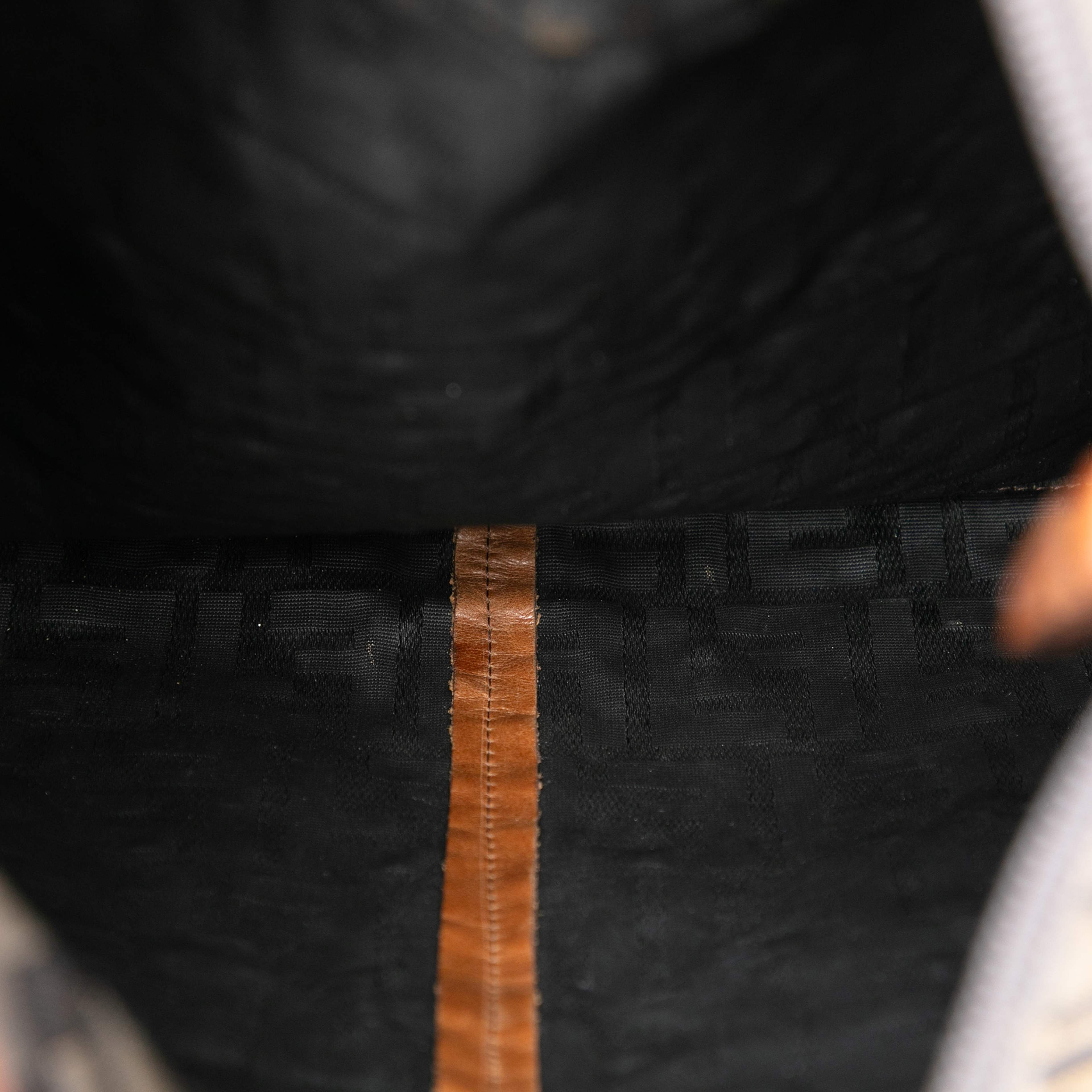 Fendi Zucca Canvas Ff Flat Messenger Bag, från Luxclusif, i färgen brun. Klicka för att öppna bilden i stort format