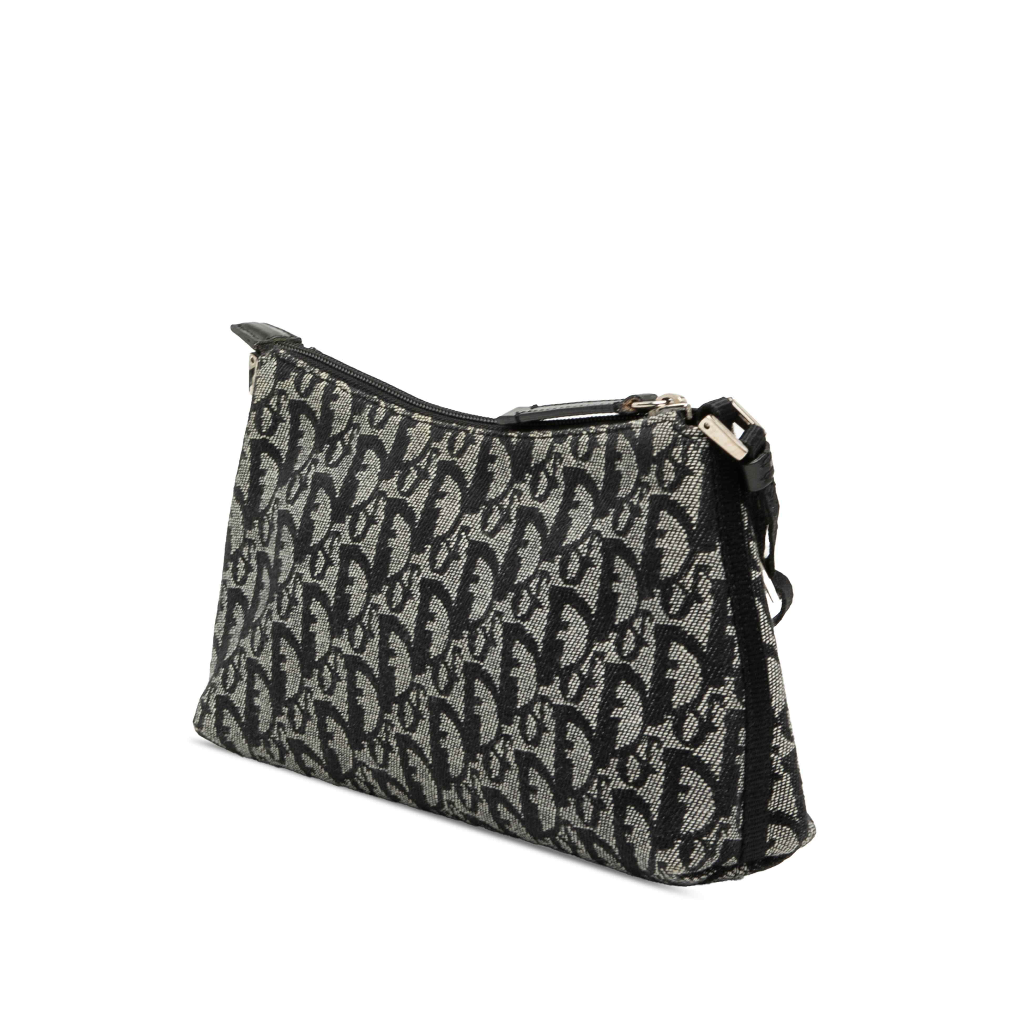 Dior Diorissimo Trotter Canvas Pochette, från Luxclusif, i färgen blå. Klicka för att öppna bilden i stort format