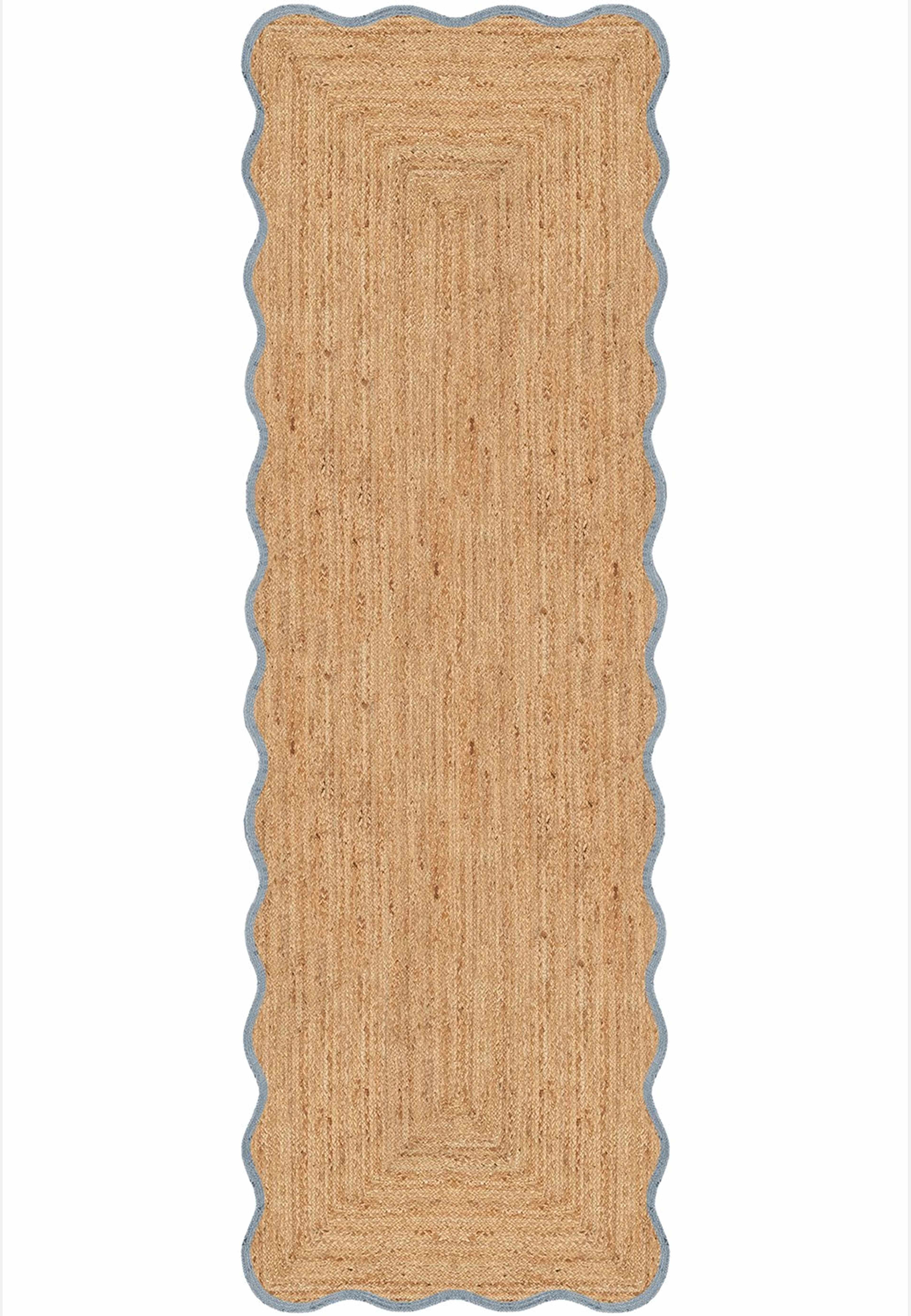 Scallop Jute Matta Misty Blue, från Layered, i färgen misty blue. Klicka för att öppna bilden i stort format