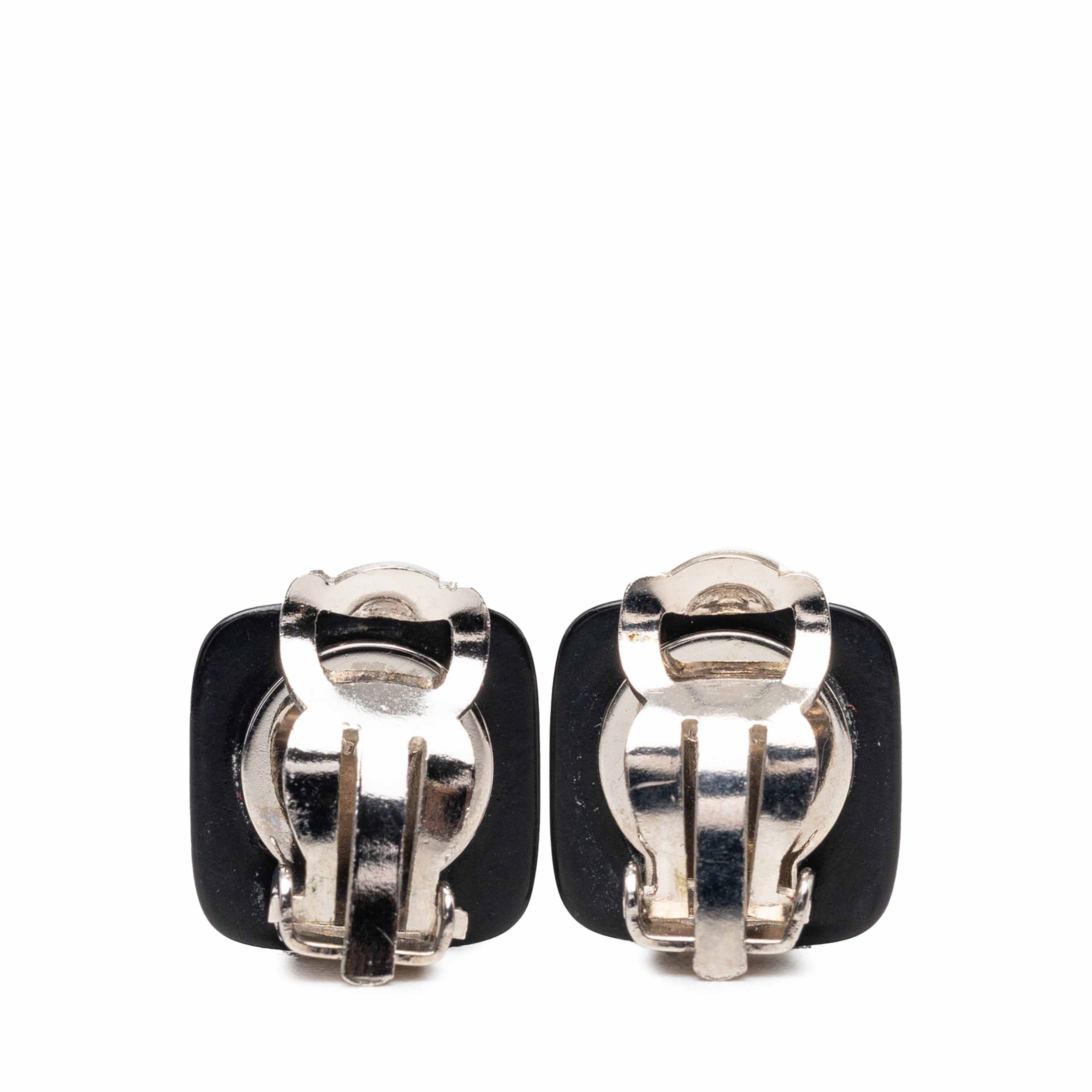 Chanel Cc Resin Square Clip On Earrings, från Luxclusif, i färgen black. Klicka för att öppna bilden i stort format