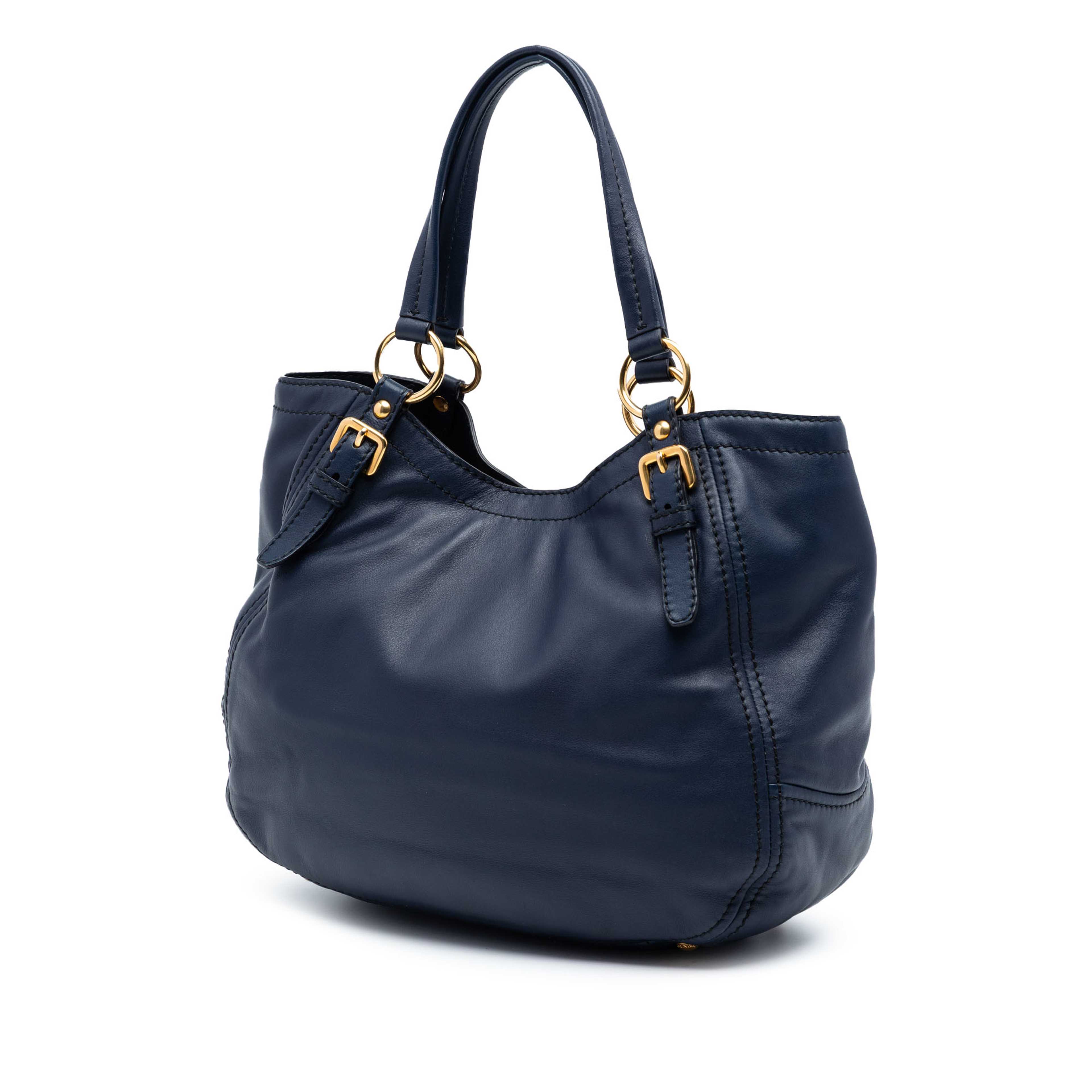 Prada Vitello Lux Shoulder Bag, från Luxclusif, i färgen navy. Klicka för att öppna bilden i stort format