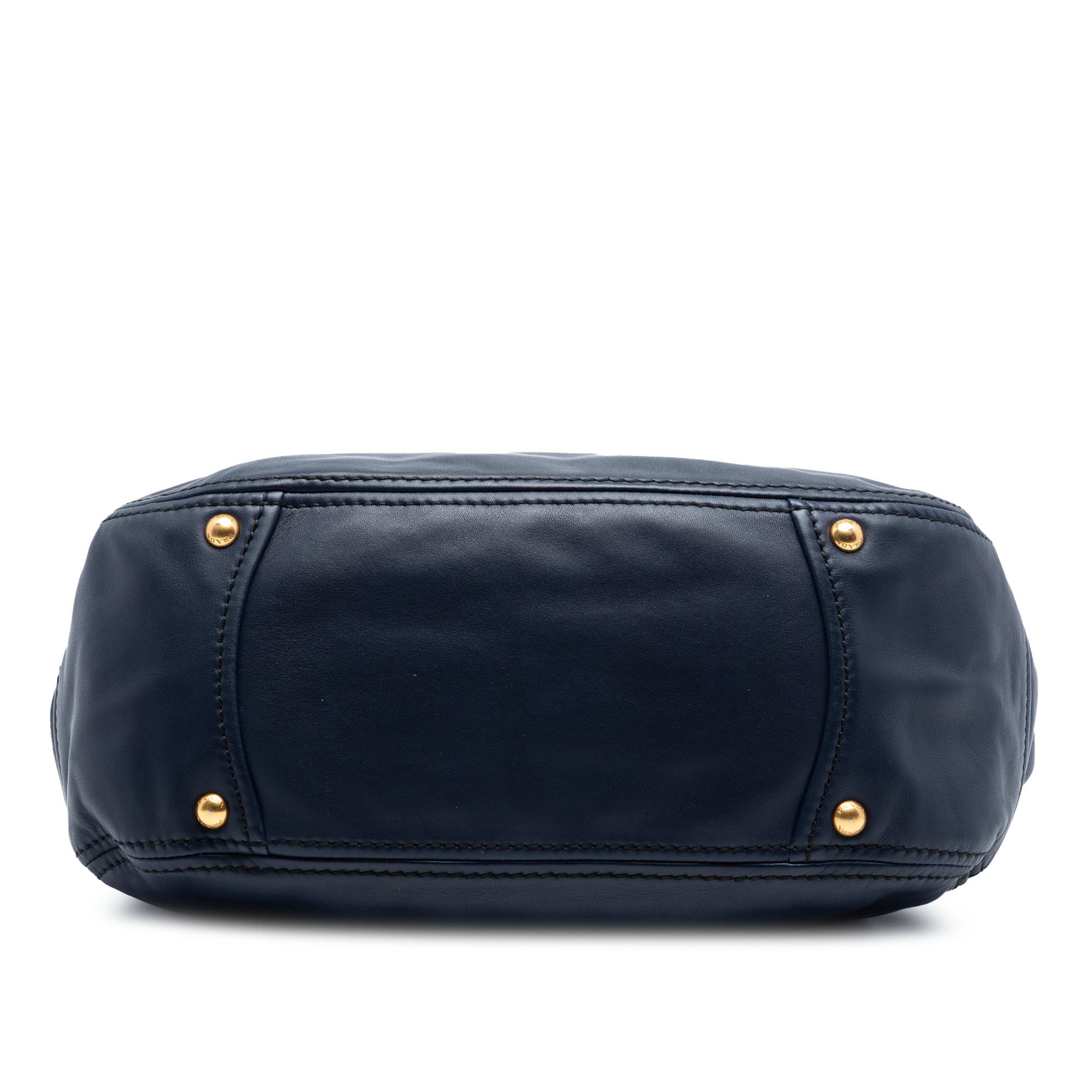 Prada Vitello Lux Shoulder Bag, från Luxclusif, i färgen navy. Klicka för att öppna bilden i stort format