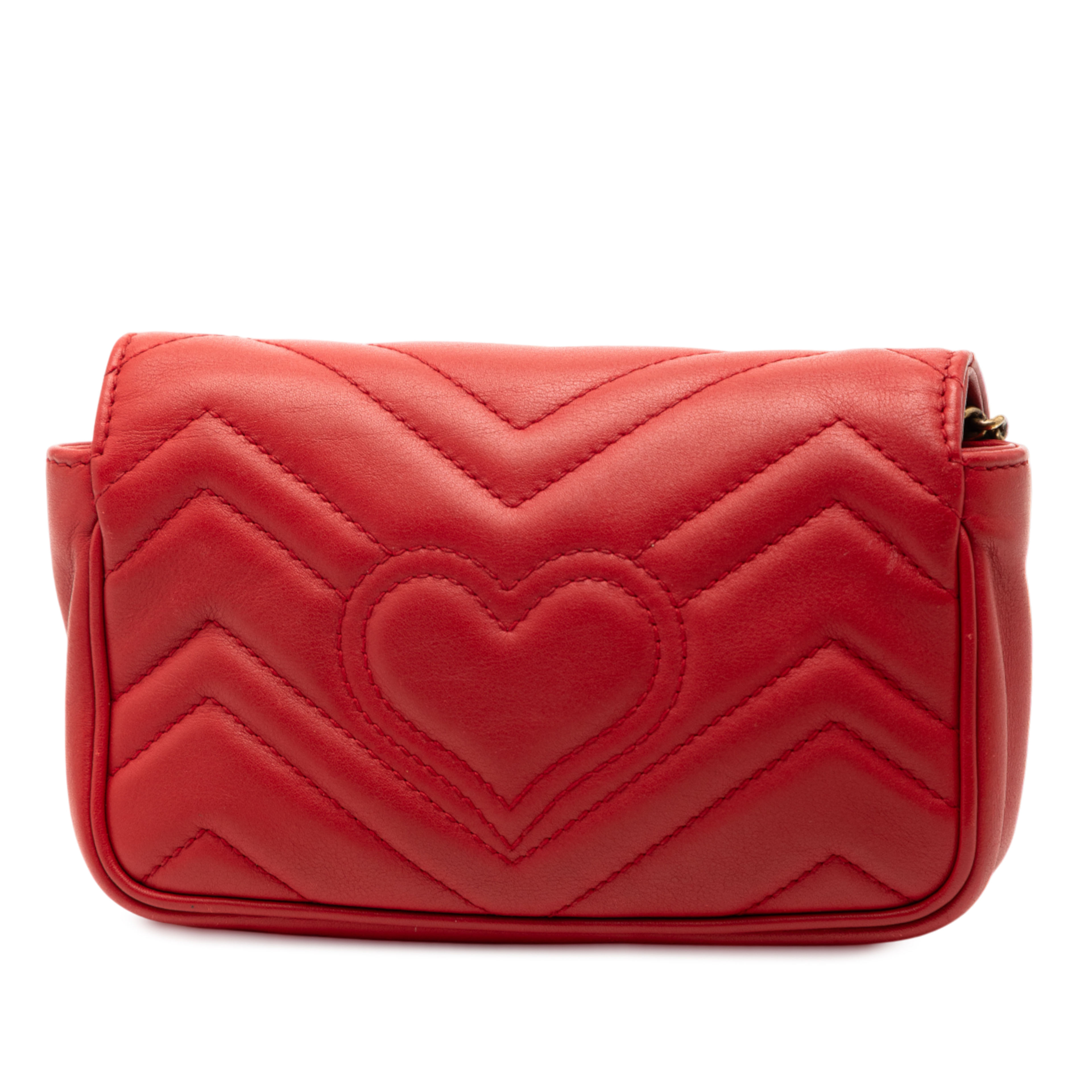 Gucci Mini Gg Marmont Matelasse Leather Flap Crossbody, från Luxclusif, i färgen röd. Klicka för att öppna bilden i stort format