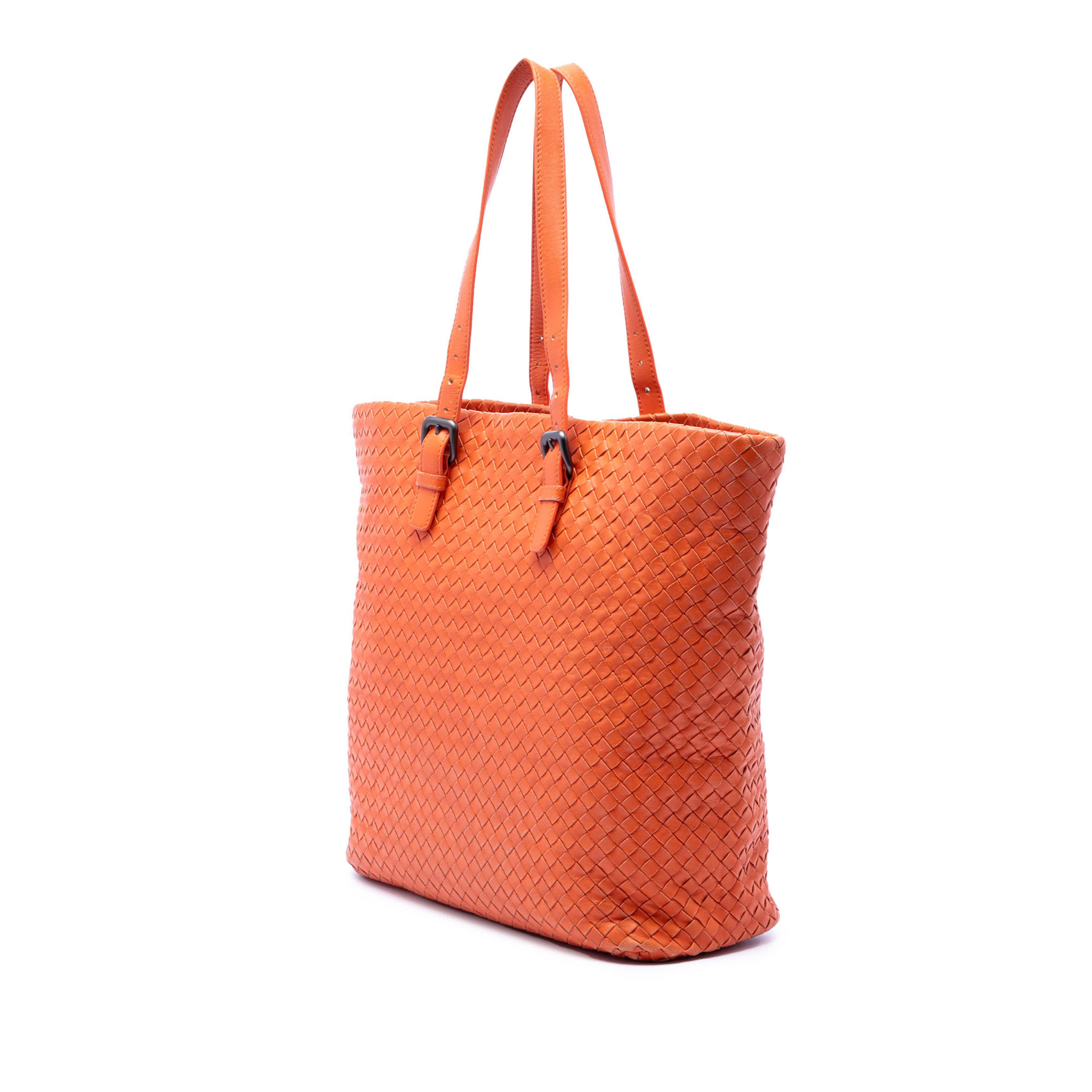 Bottega Veneta Nappa Intrecciato Belt Strap Tote, från Luxclusif, i färgen orange. Klicka för att öppna bilden i stort format