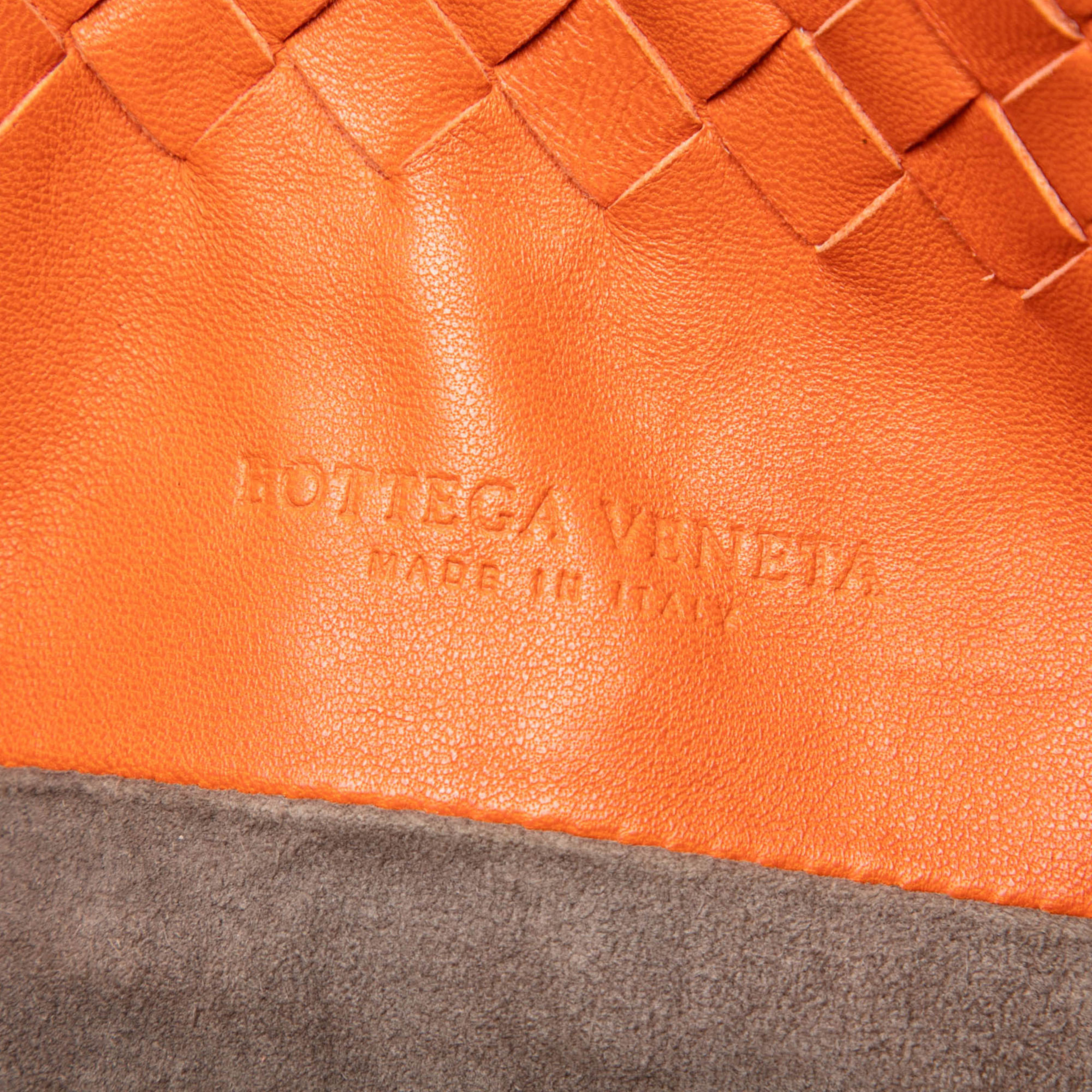 Bottega Veneta Nappa Intrecciato Belt Strap Tote, från Luxclusif, i färgen orange. Klicka för att öppna bilden i stort format