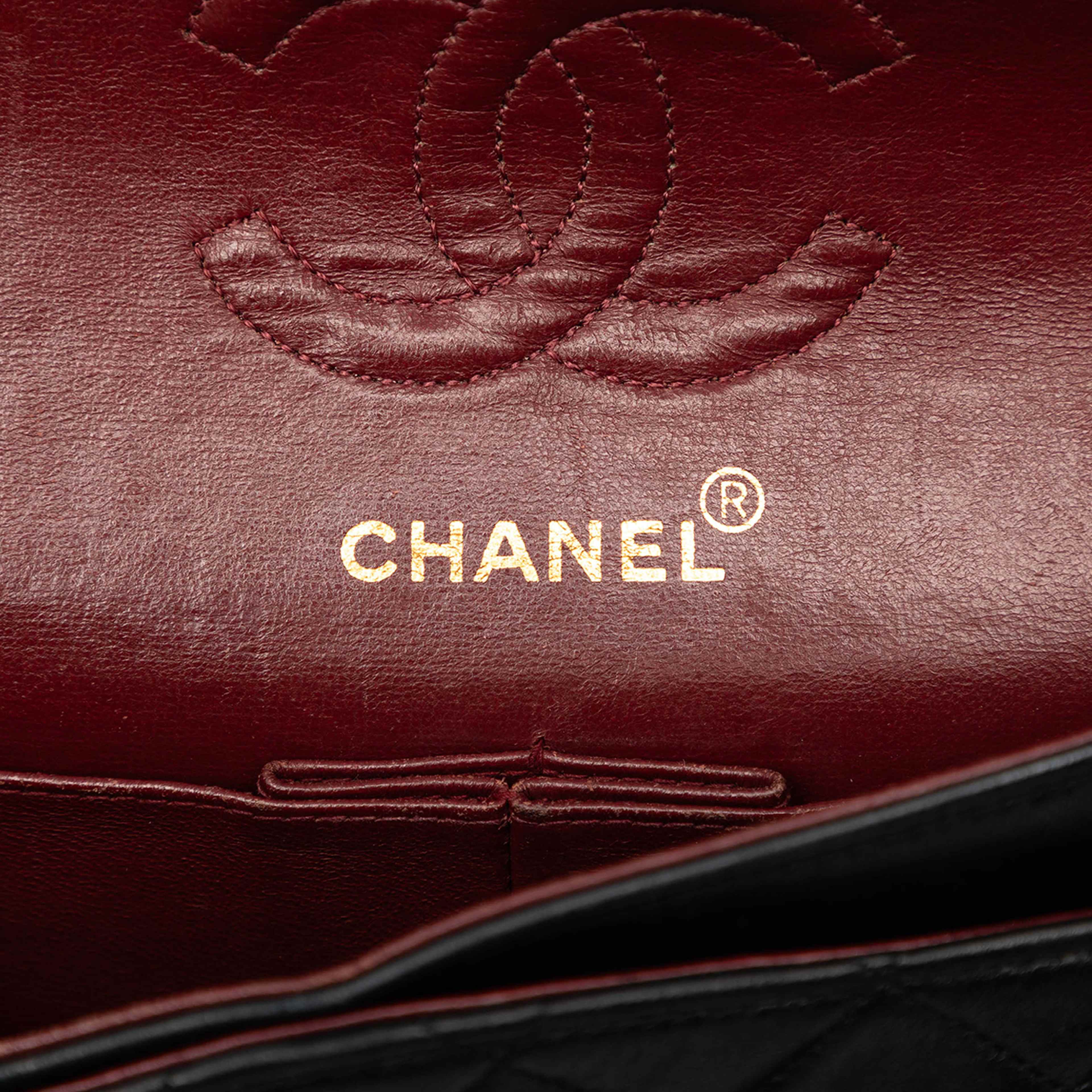 Chanel Small Classic Lambskin Double Flap, från Luxclusif, i färgen black. Klicka för att öppna bilden i stort format