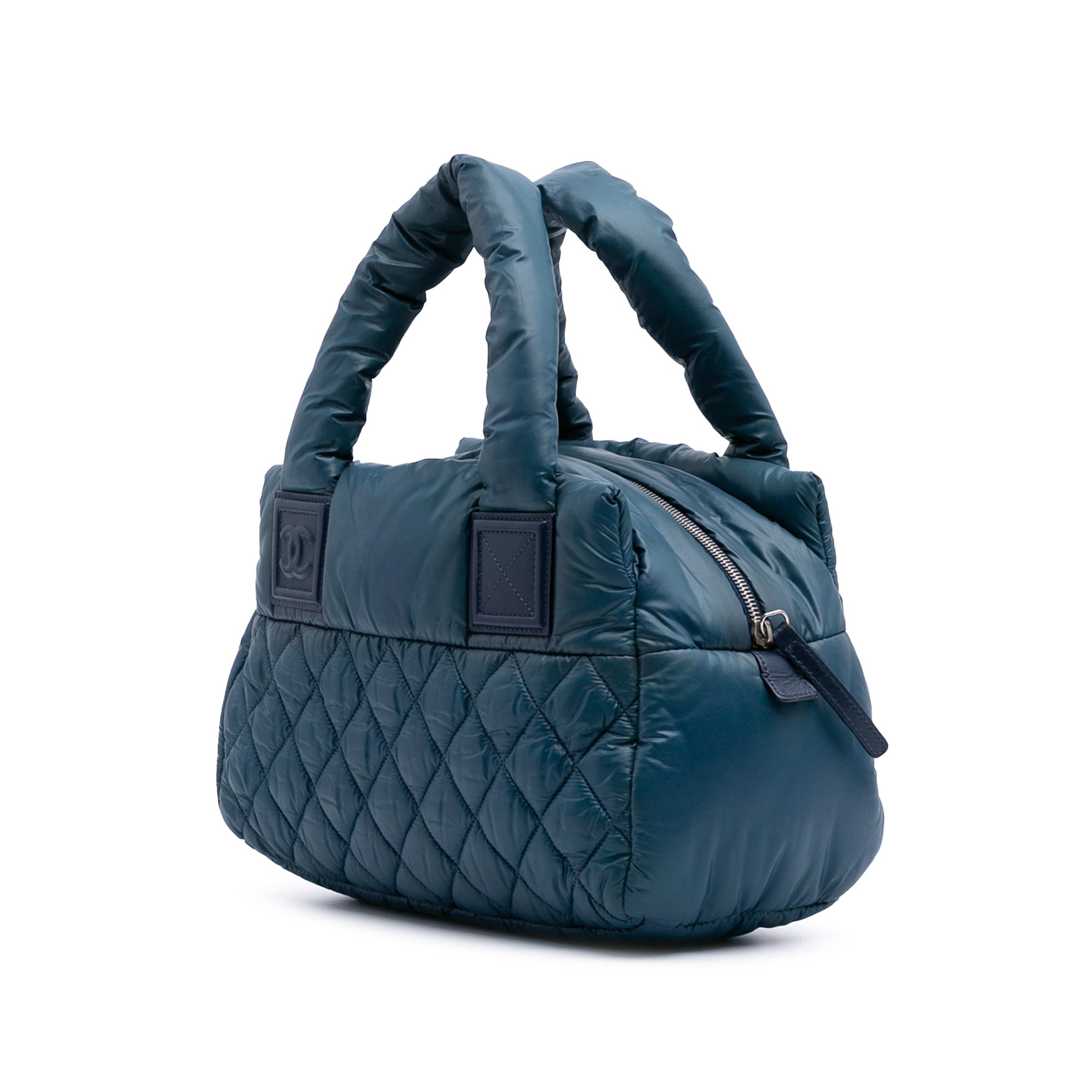 Chanel Small Quilted Nylon Coco Cocoon Tote, från Luxclusif, i färgen blue. Klicka för att öppna bilden i stort format