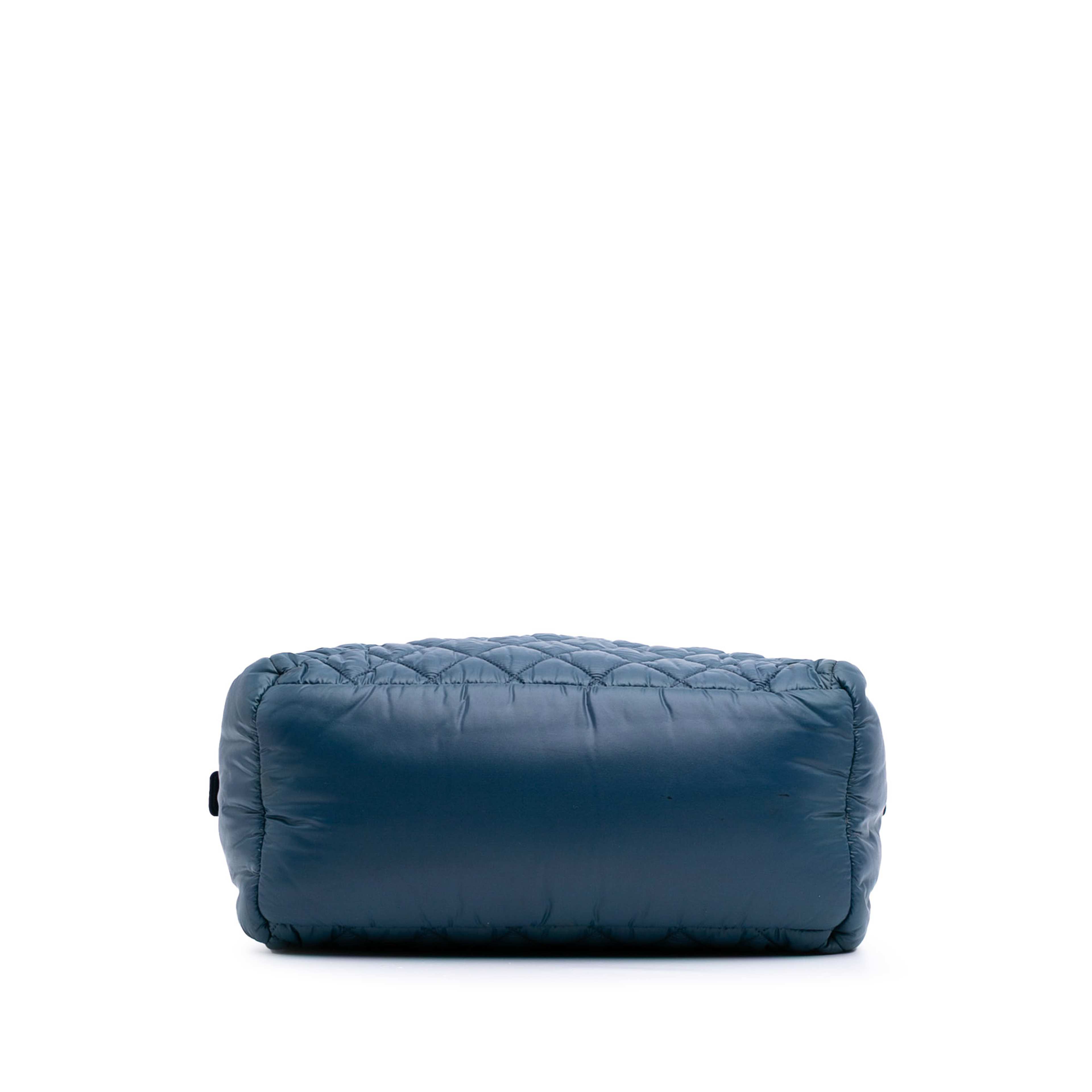 Chanel Small Quilted Nylon Coco Cocoon Tote, från Luxclusif, i färgen blue. Klicka för att öppna bilden i stort format