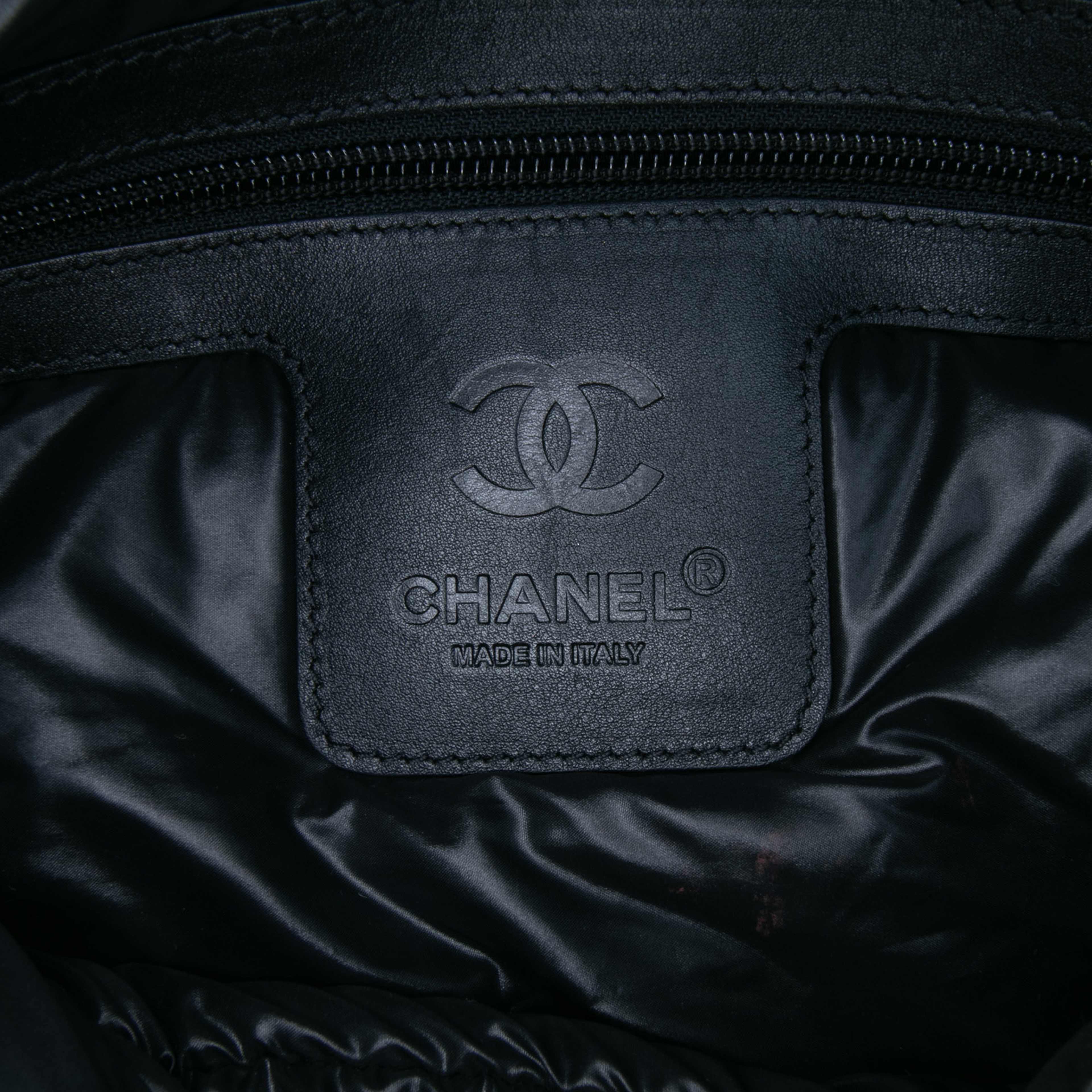 Chanel Small Quilted Nylon Coco Cocoon Tote, från Luxclusif, i färgen blue. Klicka för att öppna bilden i stort format