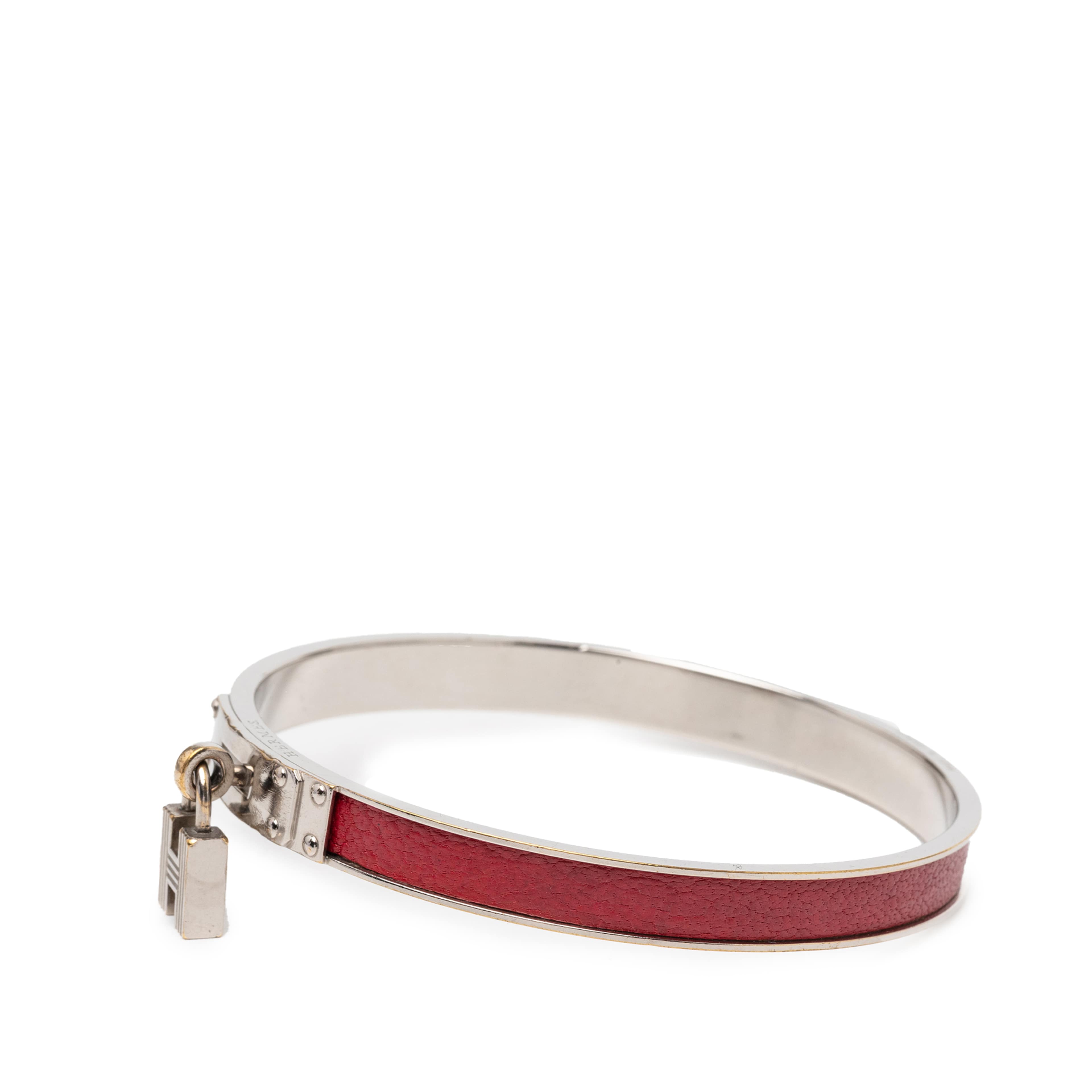 Hermès Leather Kelly H Cadena Lock Bangle Bracelet, från Luxclusif, i färgen red. Klicka för att öppna bilden i stort format