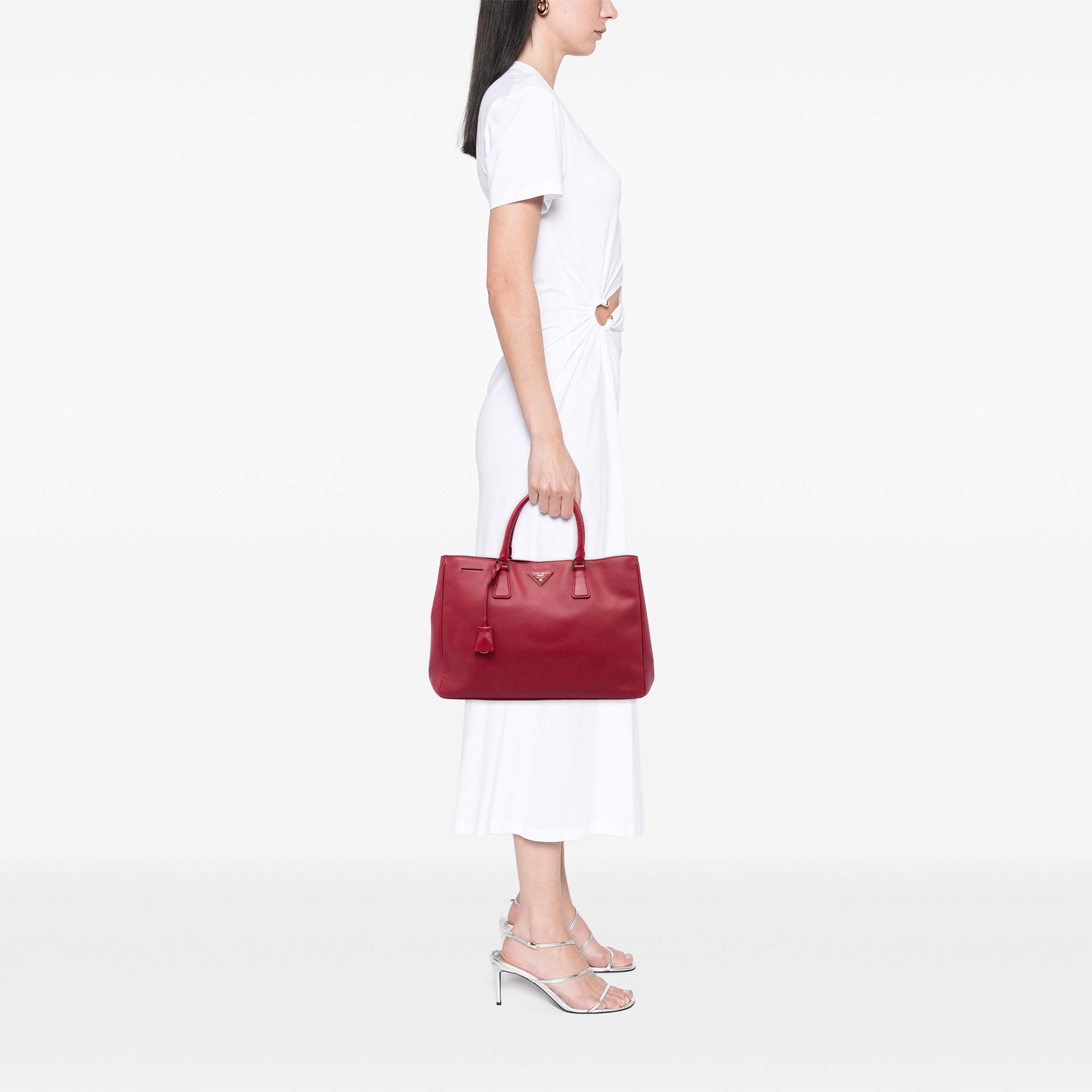 Prada Large Saffiano Lux Gardeners Tote, från Luxclusif, i färgen röd. Klicka för att öppna bilden i stort format
