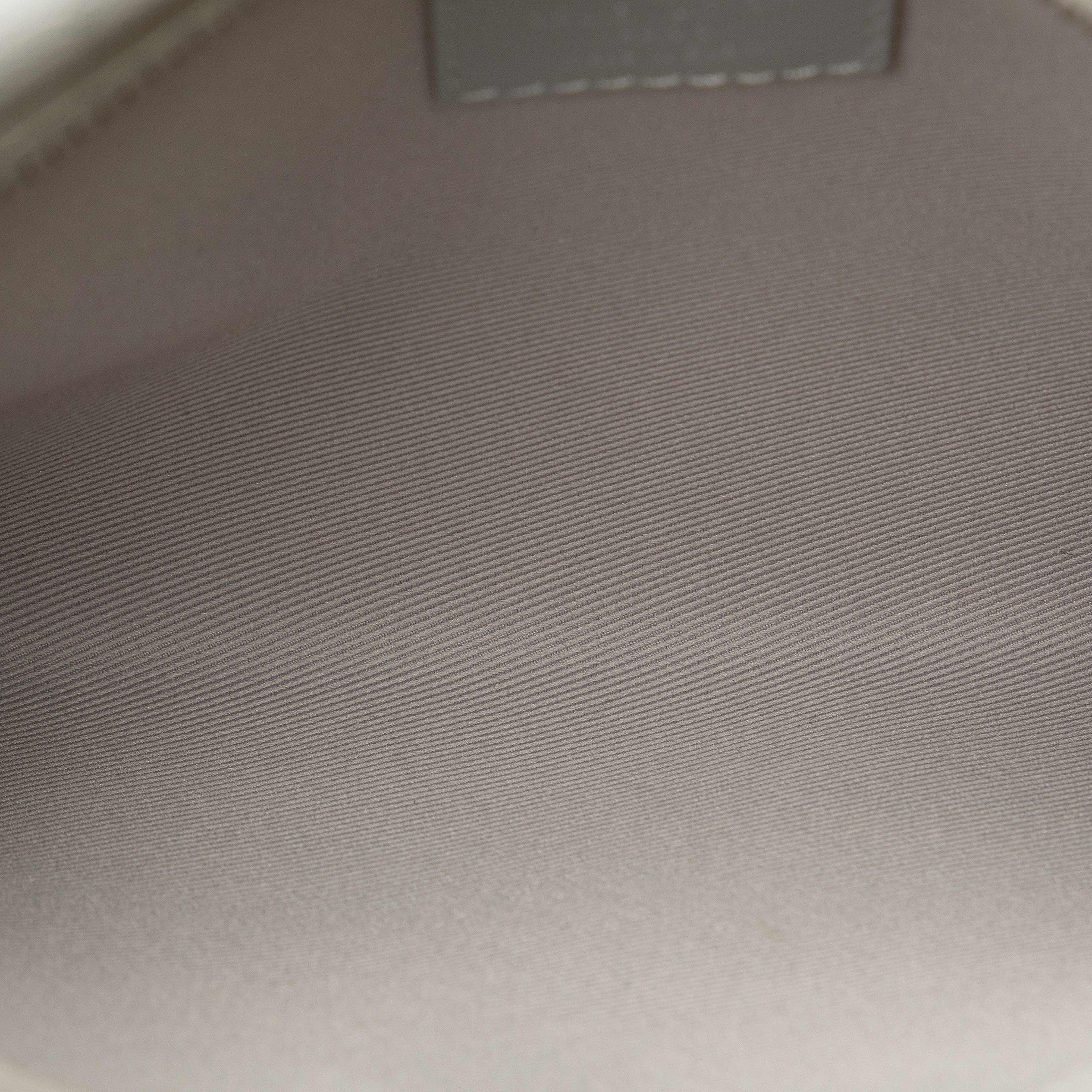 Louis Vuitton Monogram Antartica Double Flat Messenger, från Luxclusif, i färgen gray. Klicka för att öppna bilden i stort format