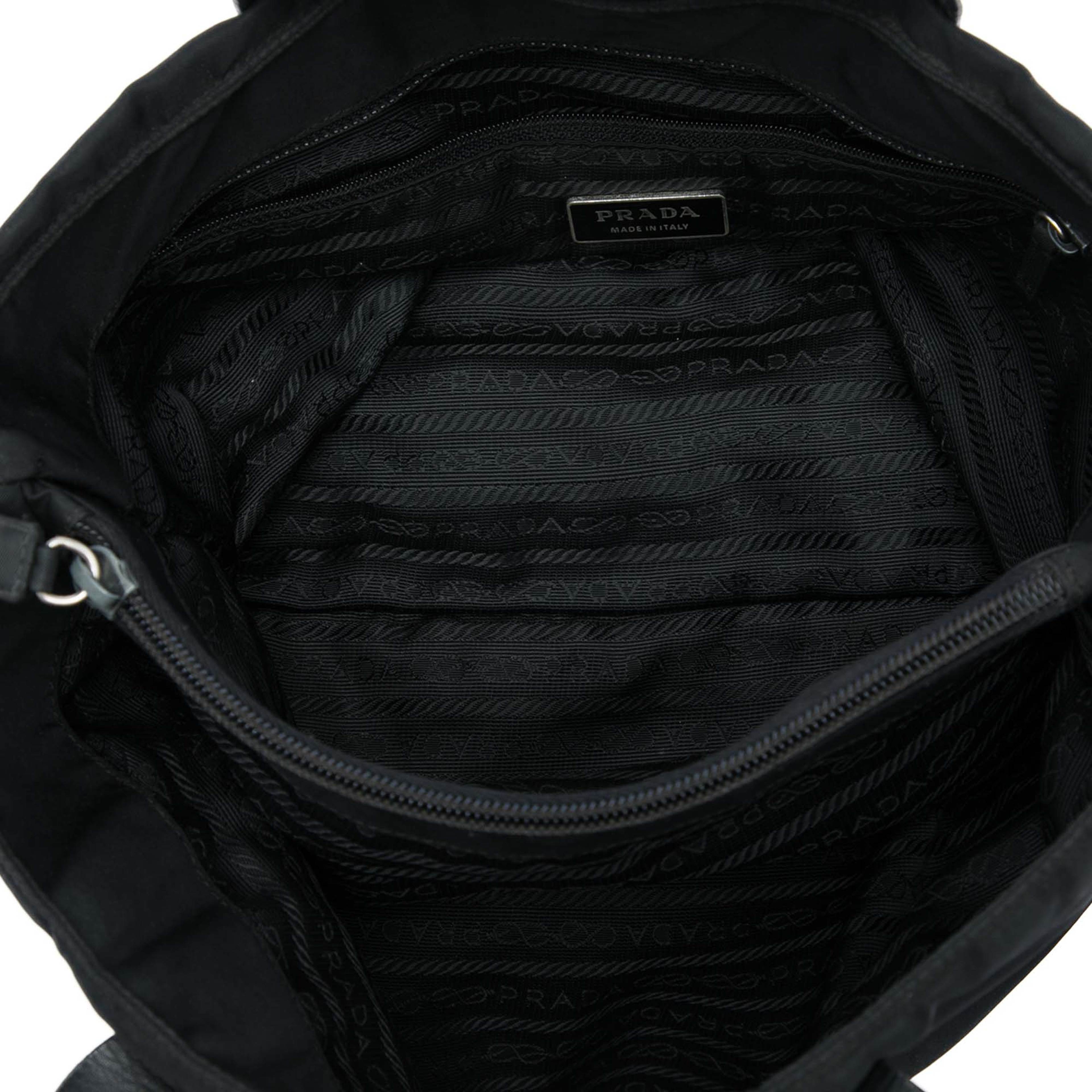 Prada Tessuto Tote, från Luxclusif, i färgen svart. Klicka för att öppna bilden i stort format