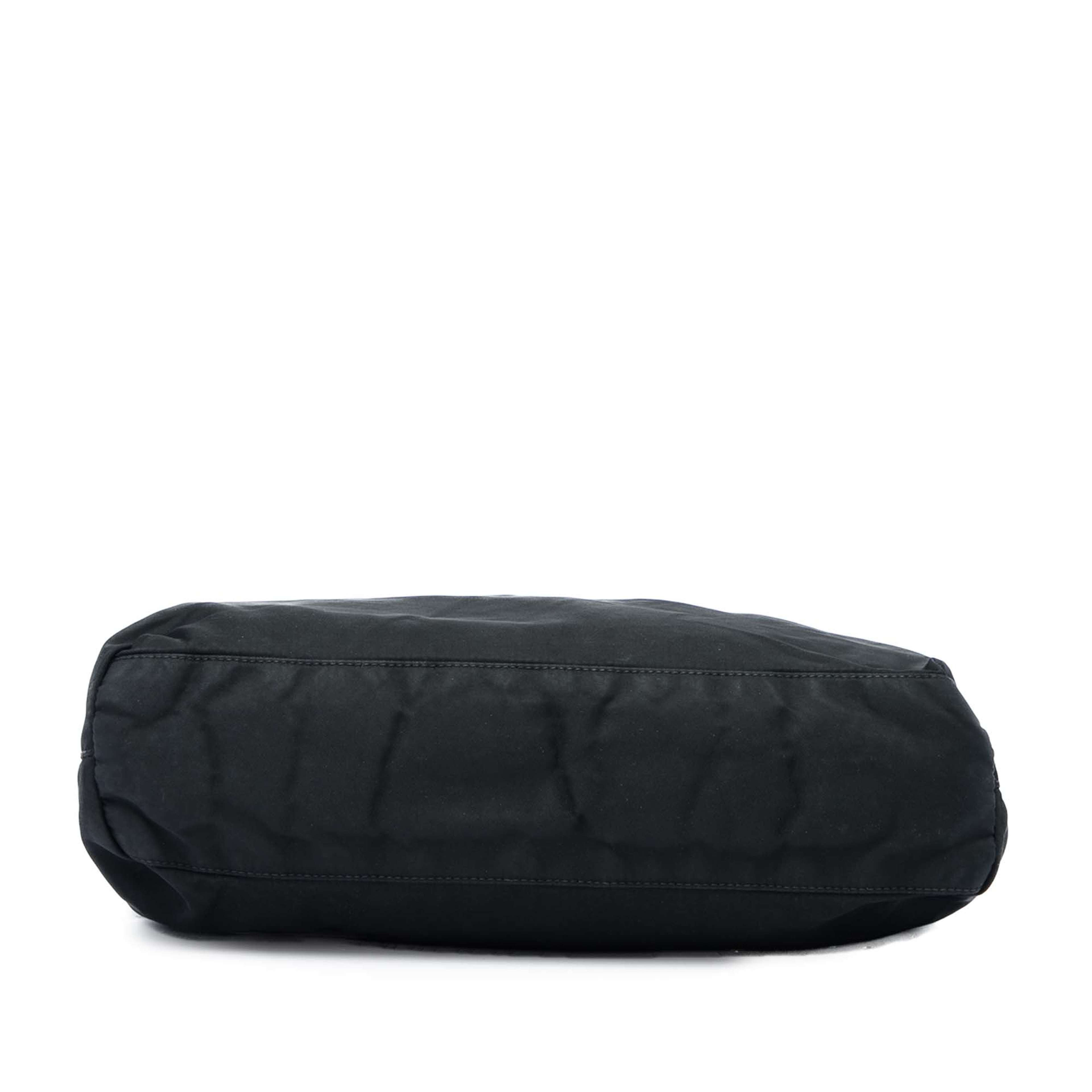 Prada Tessuto Tote, från Luxclusif, i färgen svart. Klicka för att öppna bilden i stort format