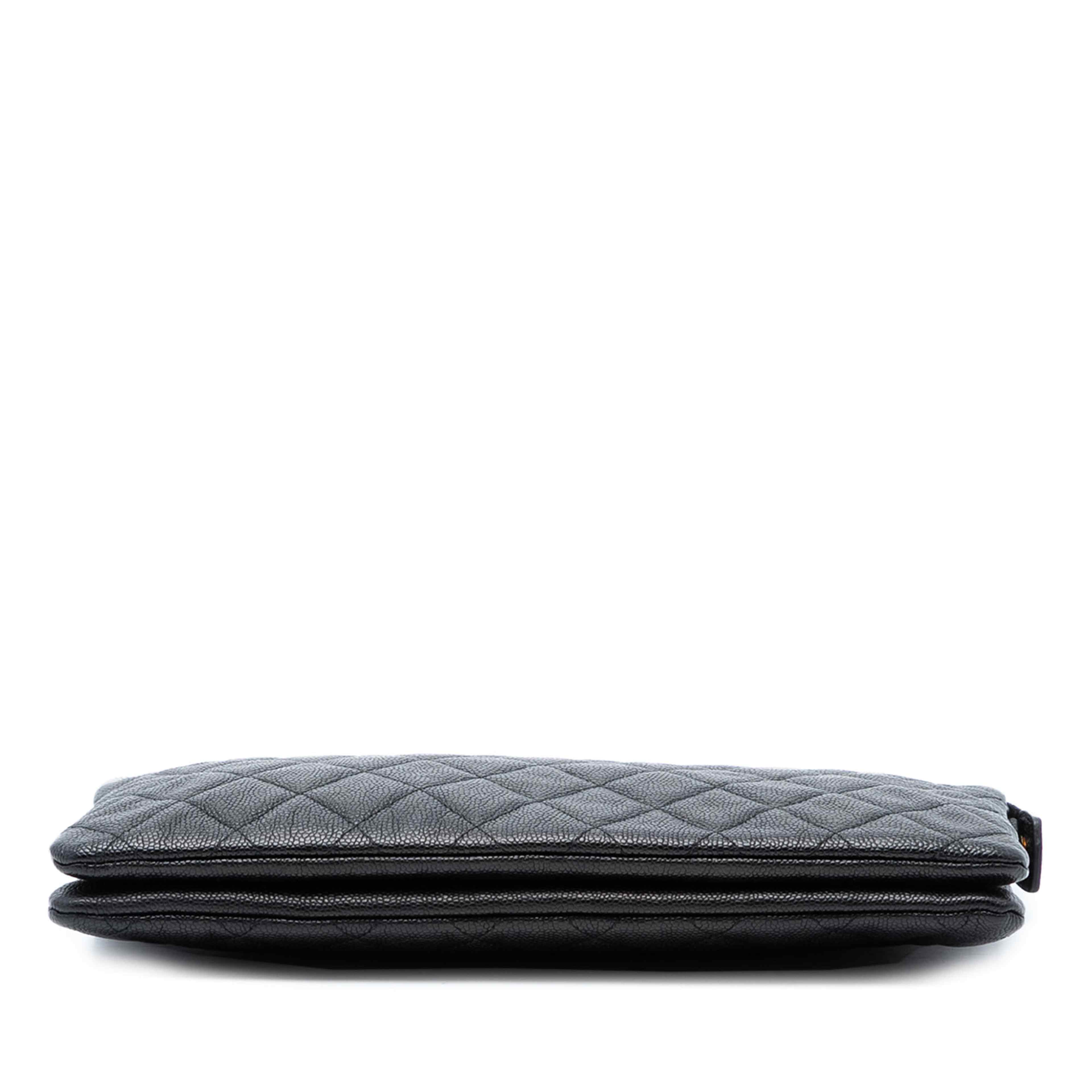 Chanel Quilted Caviar Boy O Case Zip Clutch, från Luxclusif, i färgen black. Klicka för att öppna bilden i stort format