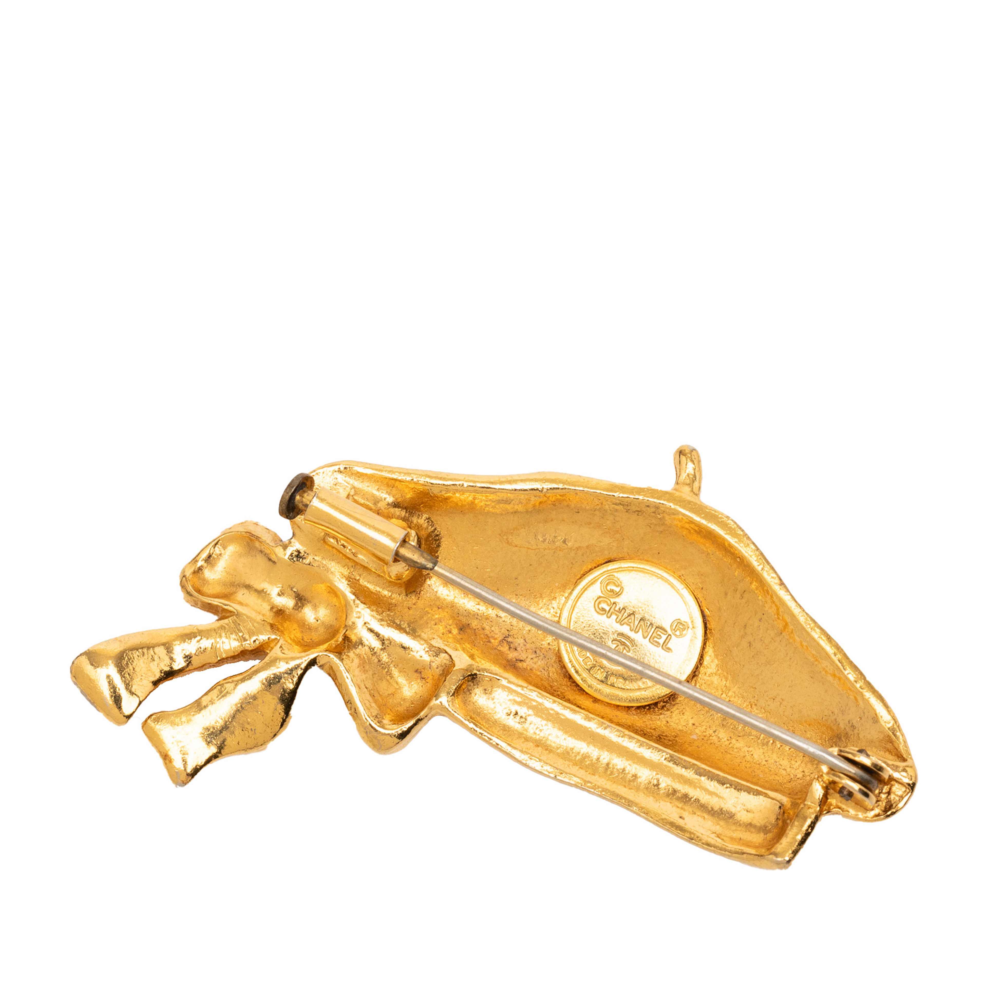 Chanel Gold Plated Beret Hat Brooch, från Luxclusif, i färgen guld. Klicka för att öppna bilden i stort format