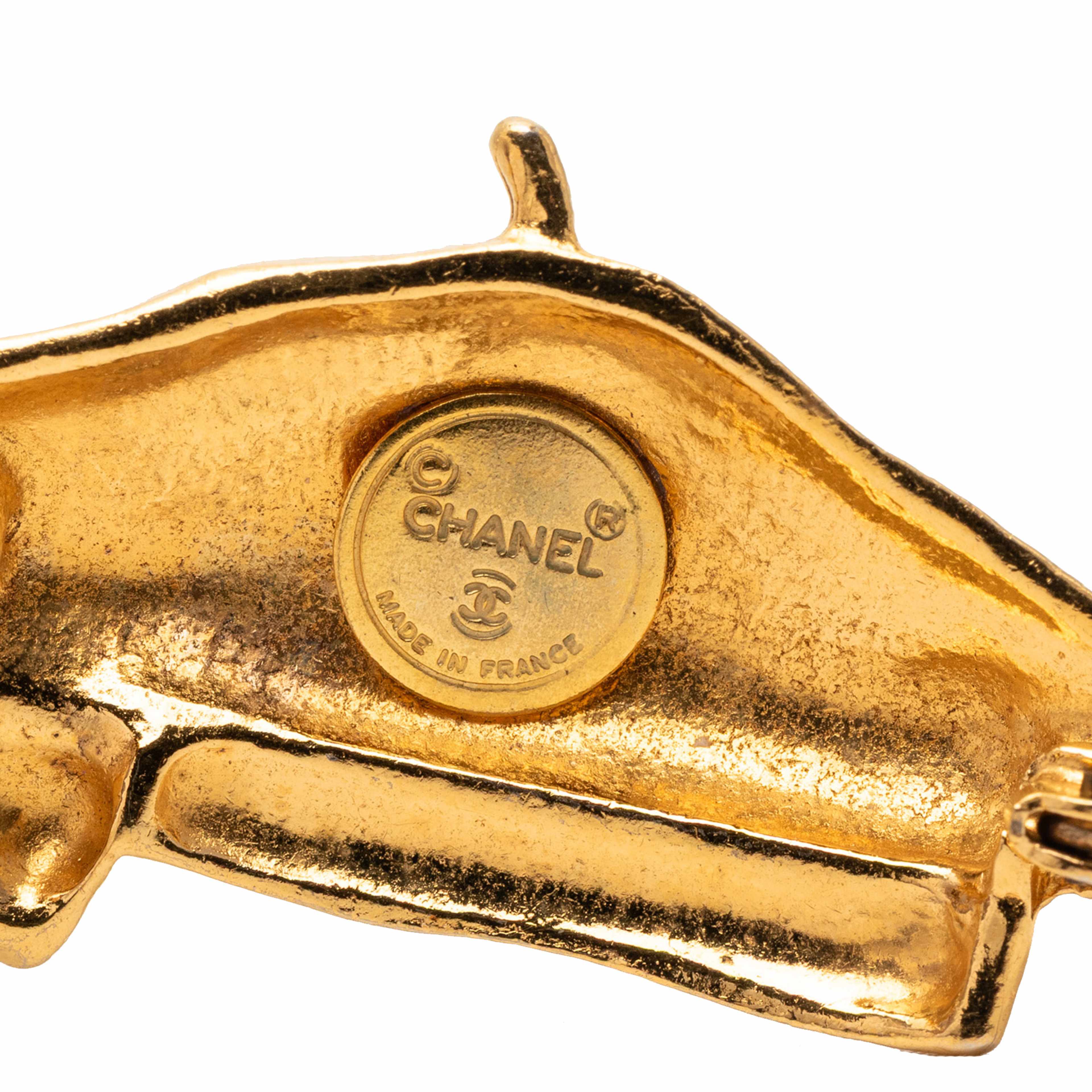 Chanel Gold Plated Beret Hat Brooch, från Luxclusif, i färgen guld. Klicka för att öppna bilden i stort format