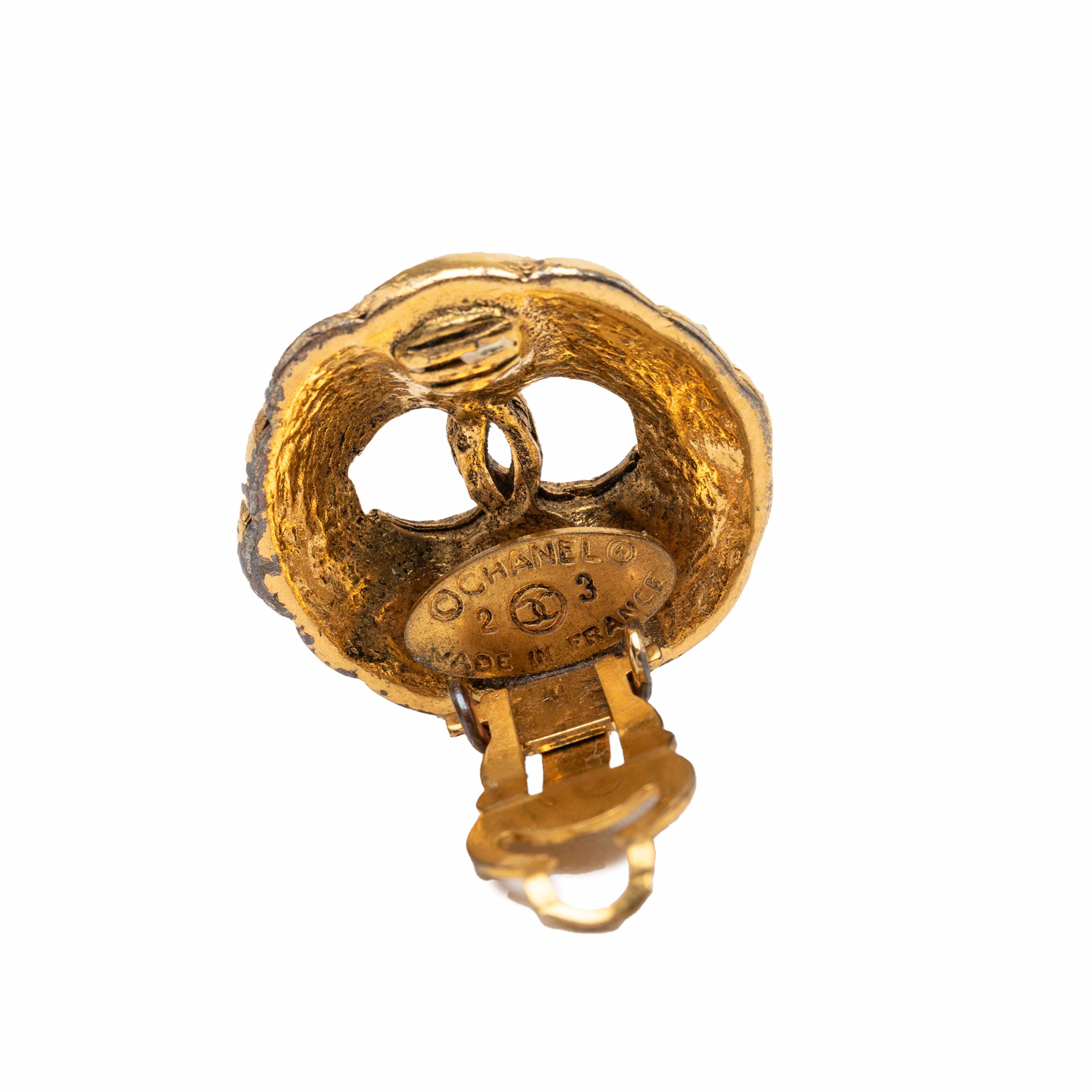 Chanel Gold Plated Cc Hollow Round Clip On Earrings, från Luxclusif, i färgen guld. Klicka för att öppna bilden i stort format