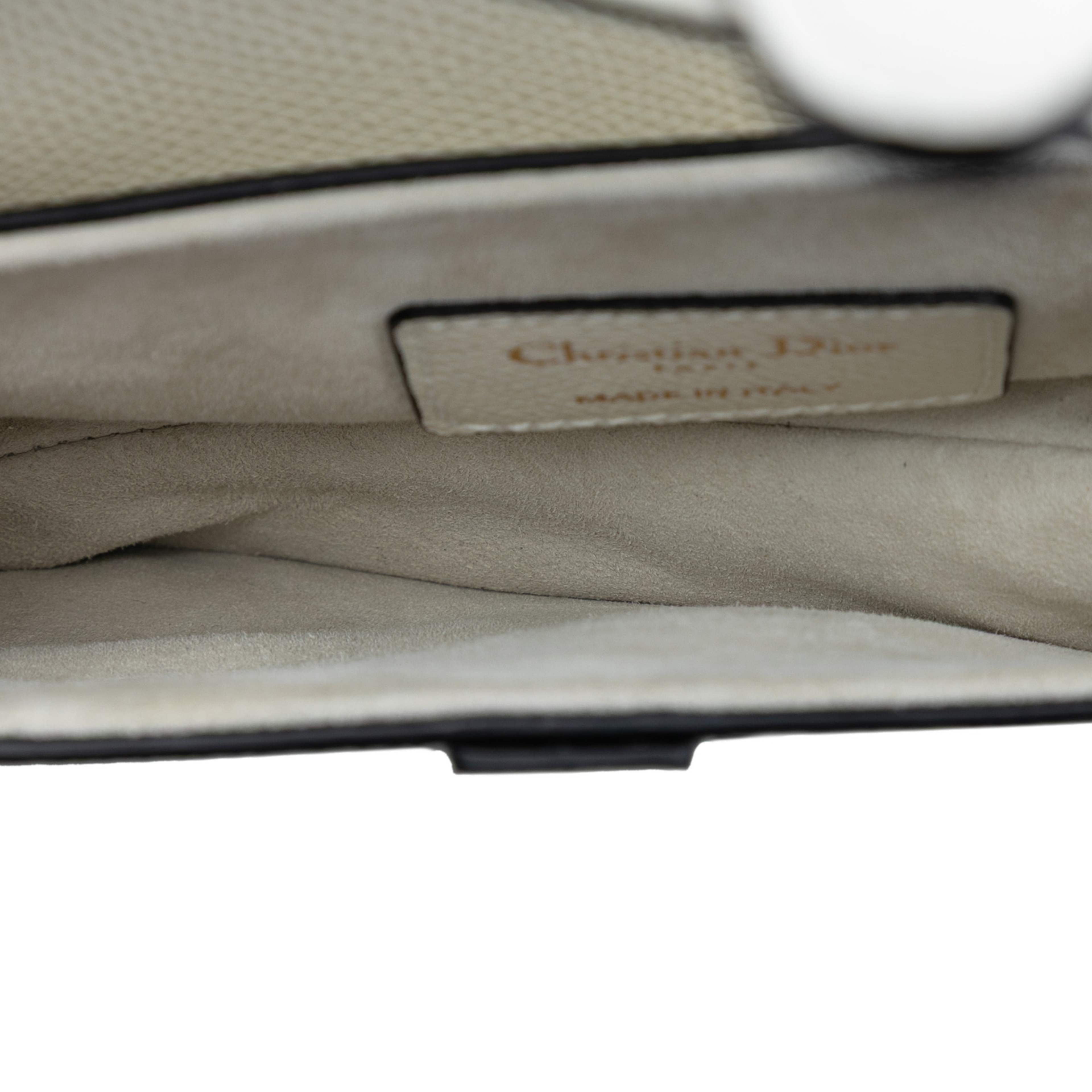 Dior Mini Grained Calfskin Saddle Bag, från Luxclusif, i färgen white. Klicka för att öppna bilden i stort format