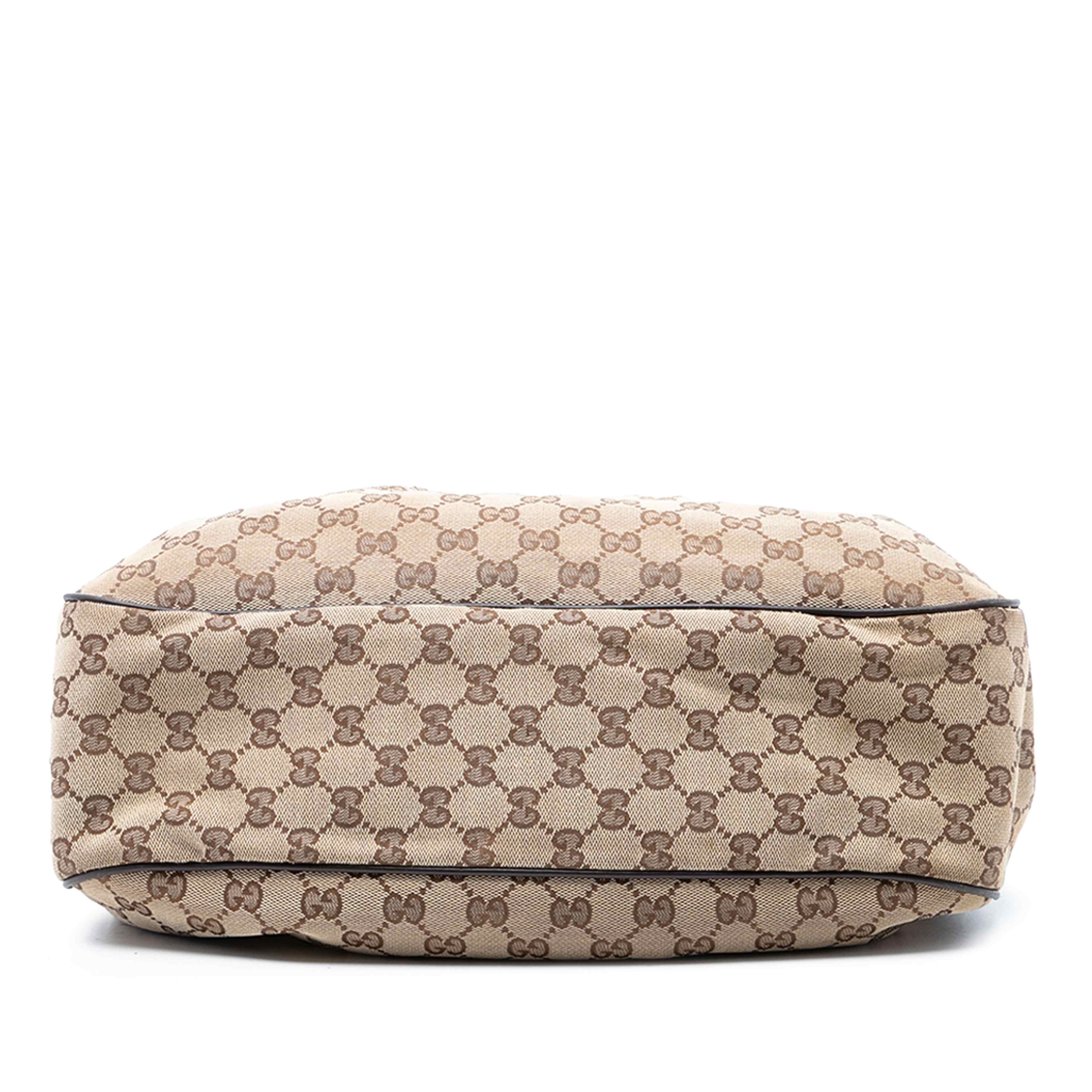 Gucci Gg Canvas Sukey Crossbody, från Luxclusif, i färgen beige. Klicka för att öppna bilden i stort format