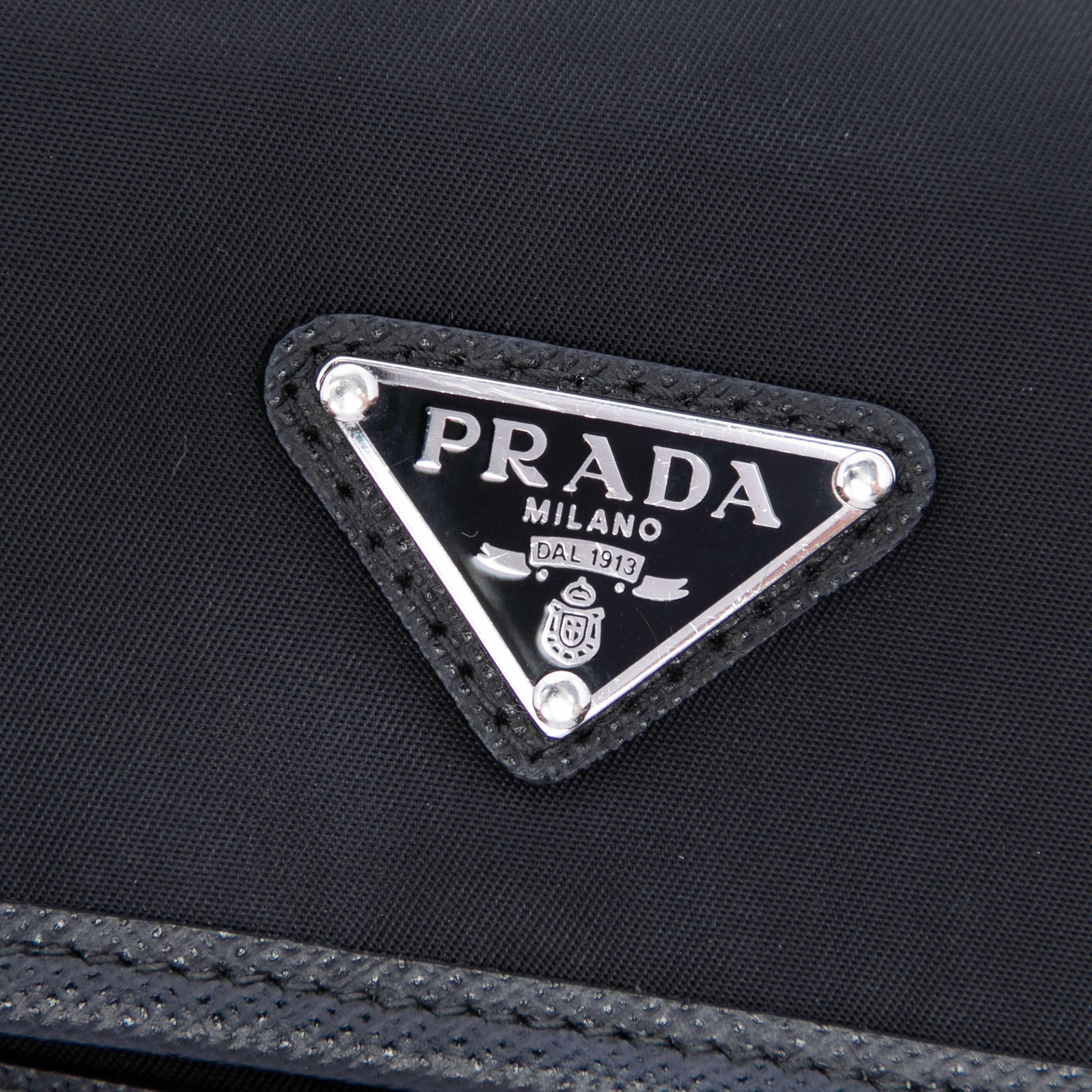 Prada Re Nylon And Saffiano Pouch, från Luxclusif, i färgen svart. Klicka för att öppna bilden i stort format