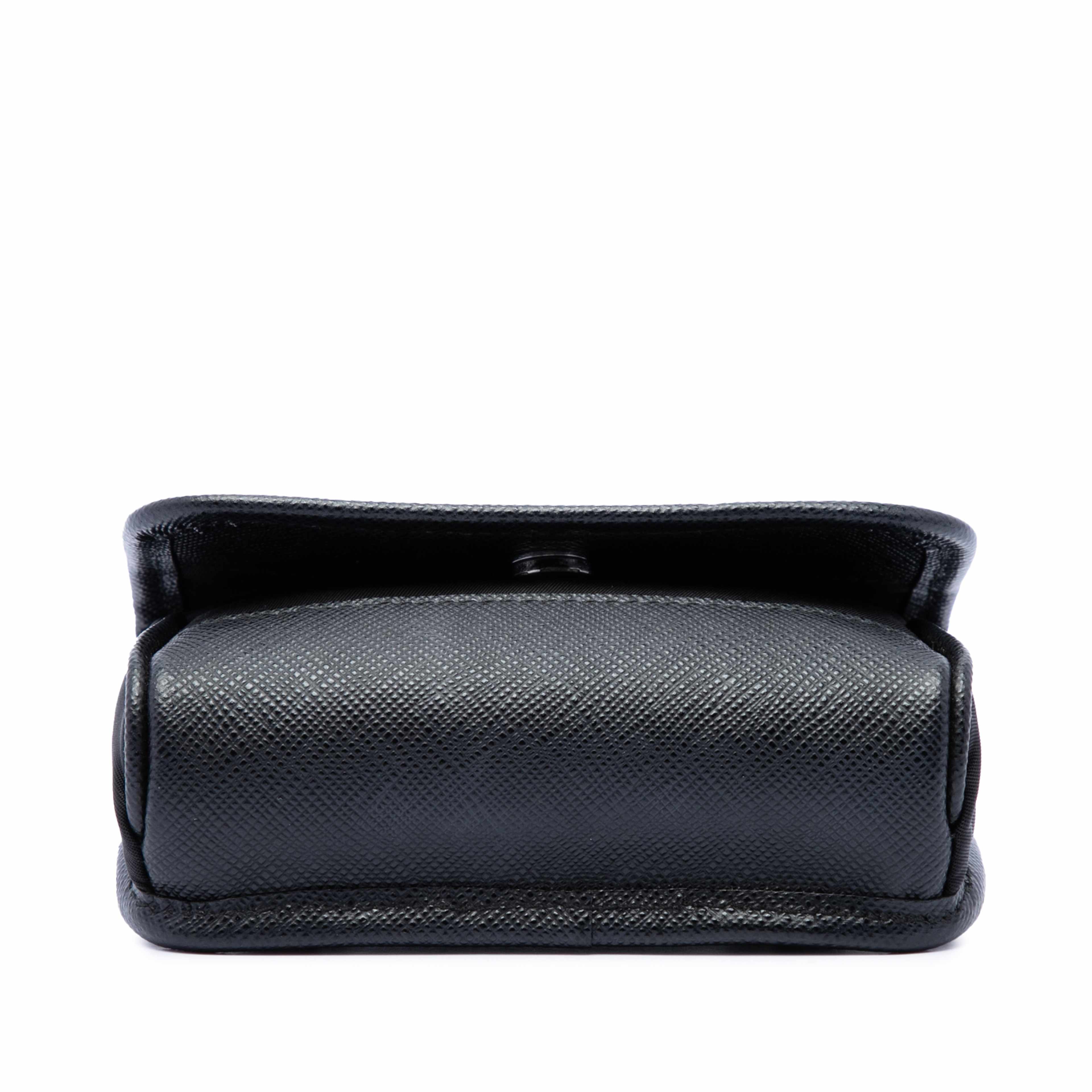 Prada Re Nylon And Saffiano Pouch, från Luxclusif, i färgen svart. Klicka för att öppna bilden i stort format