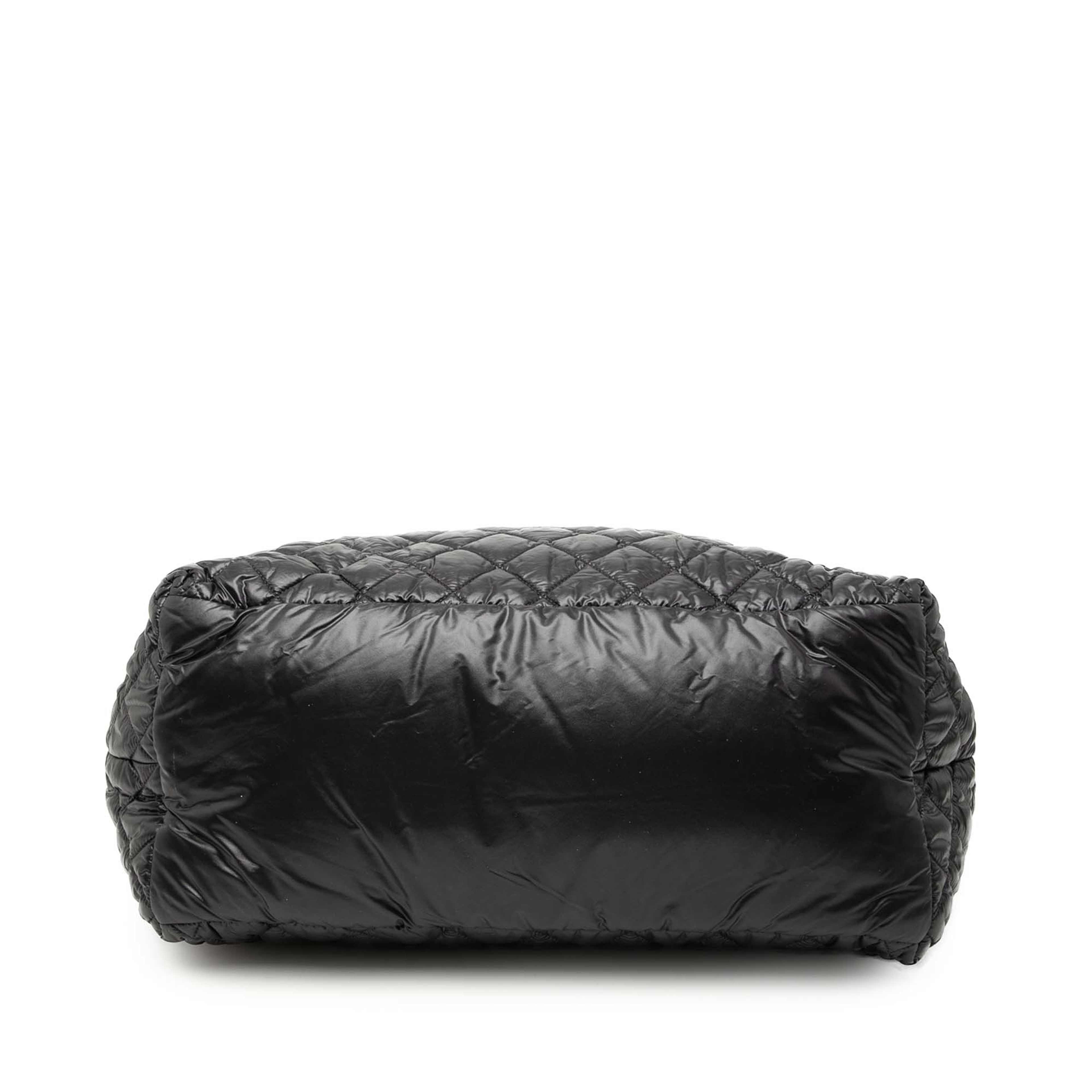 Chanel Medium Quilted Nylon Reversible Coco Cocoon Tote, från Luxclusif, i färgen svart. Klicka för att öppna bilden i stort format