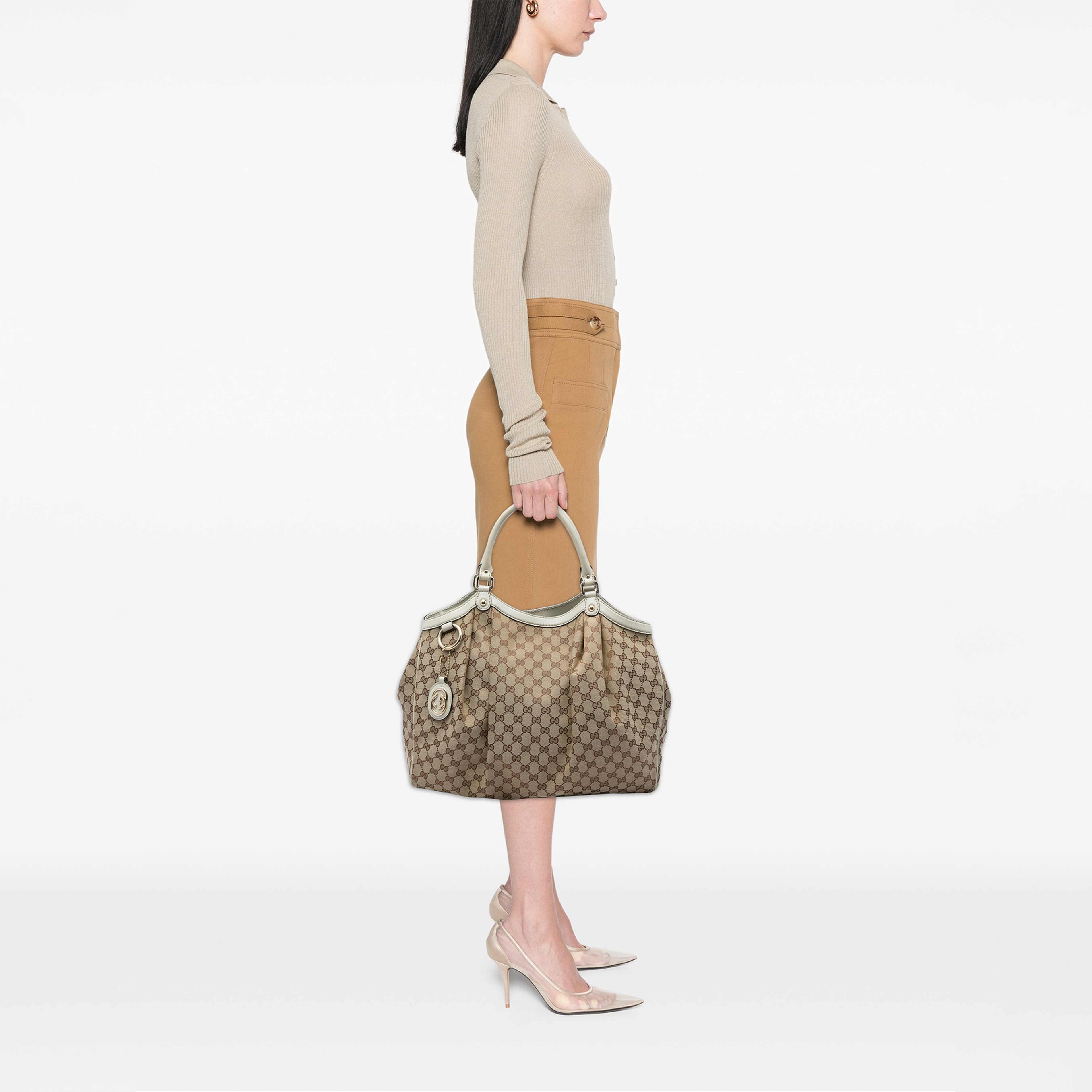 Gucci Large Gg Canvas Sukey Tote, från Luxclusif, i färgen vit. Klicka för att öppna bilden i stort format
