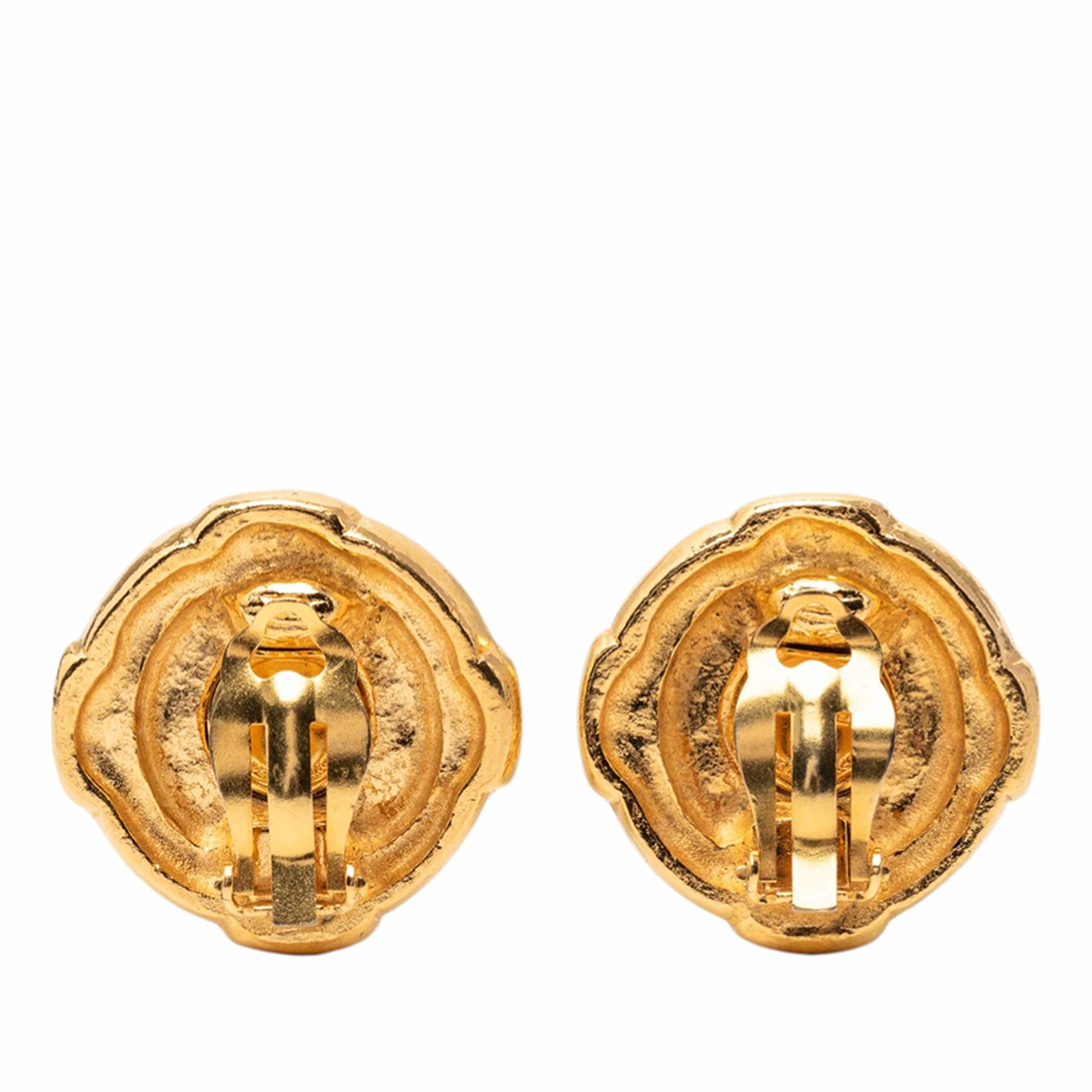 Chanel Gold Plated Cc Round Clip On Earrings, från Luxclusif, i färgen guld. Klicka för att öppna bilden i stort format