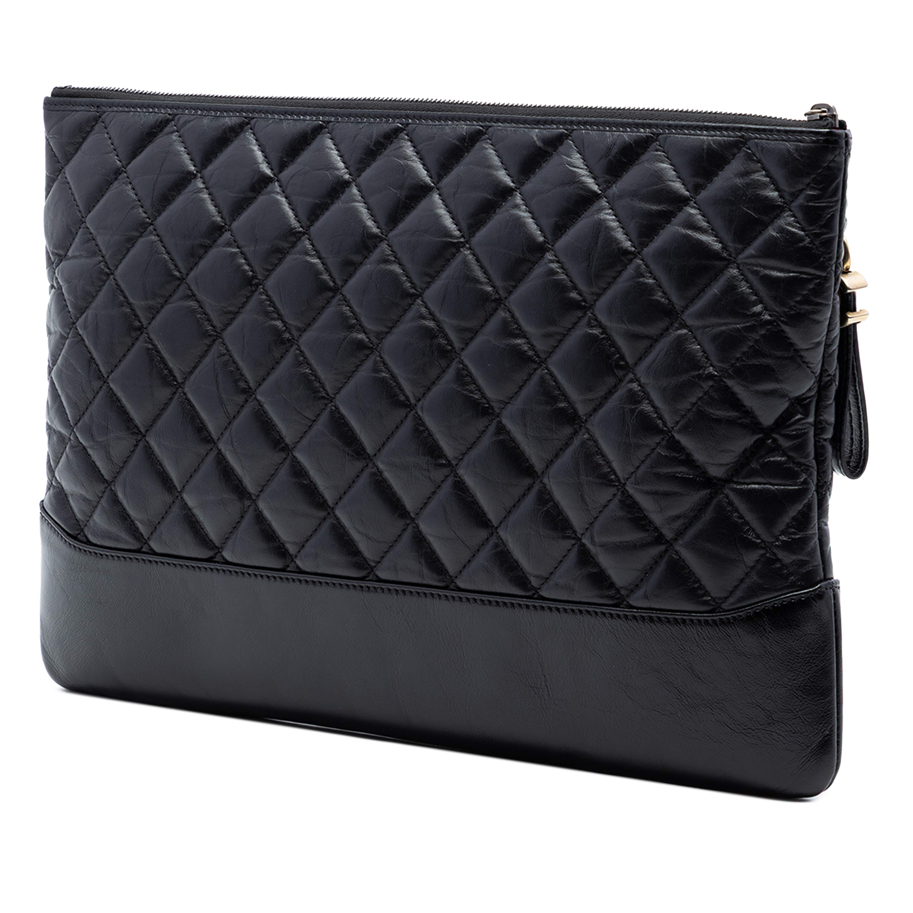 Chanel Large Aged Calfskin Gabrielle O Case Clutch, från Luxclusif, i färgen svart. Klicka för att öppna bilden i stort format