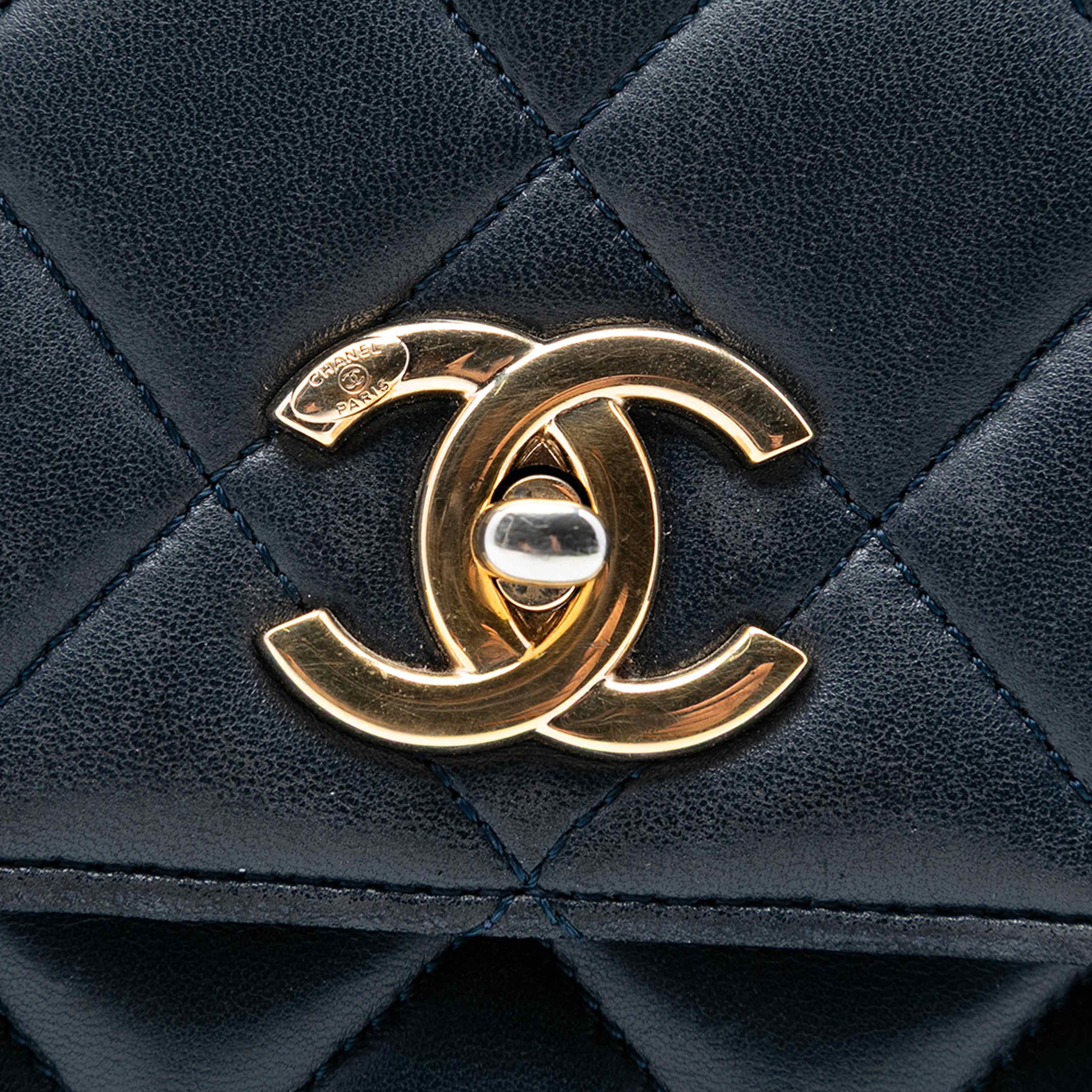 Chanel Small Quilted Lambskin Trendy Cc Top Handle Flap, från Luxclusif, i färgen navy. Klicka för att öppna bilden i stort format
