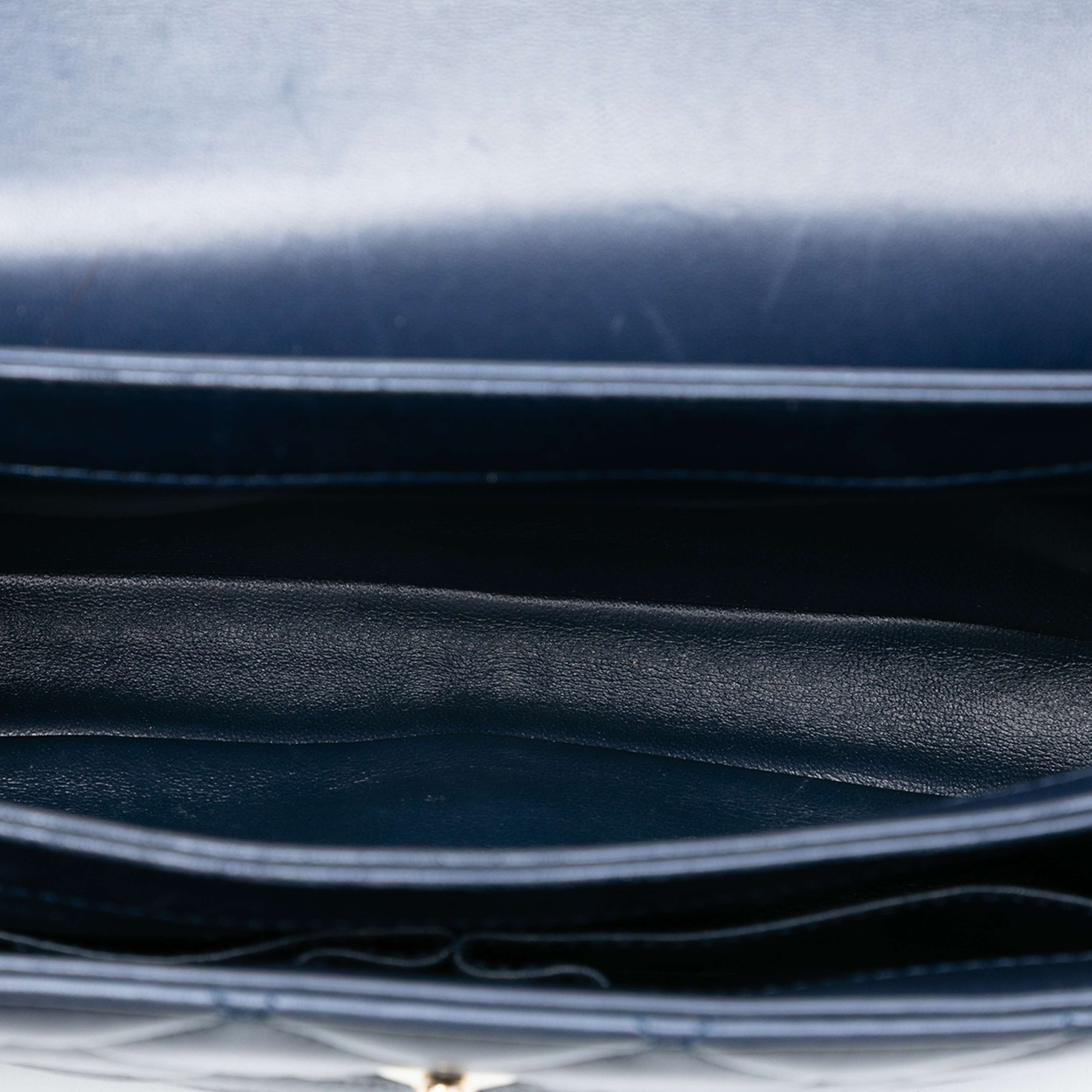 Chanel Small Quilted Lambskin Trendy Cc Top Handle Flap, från Luxclusif, i färgen navy. Klicka för att öppna bilden i stort format