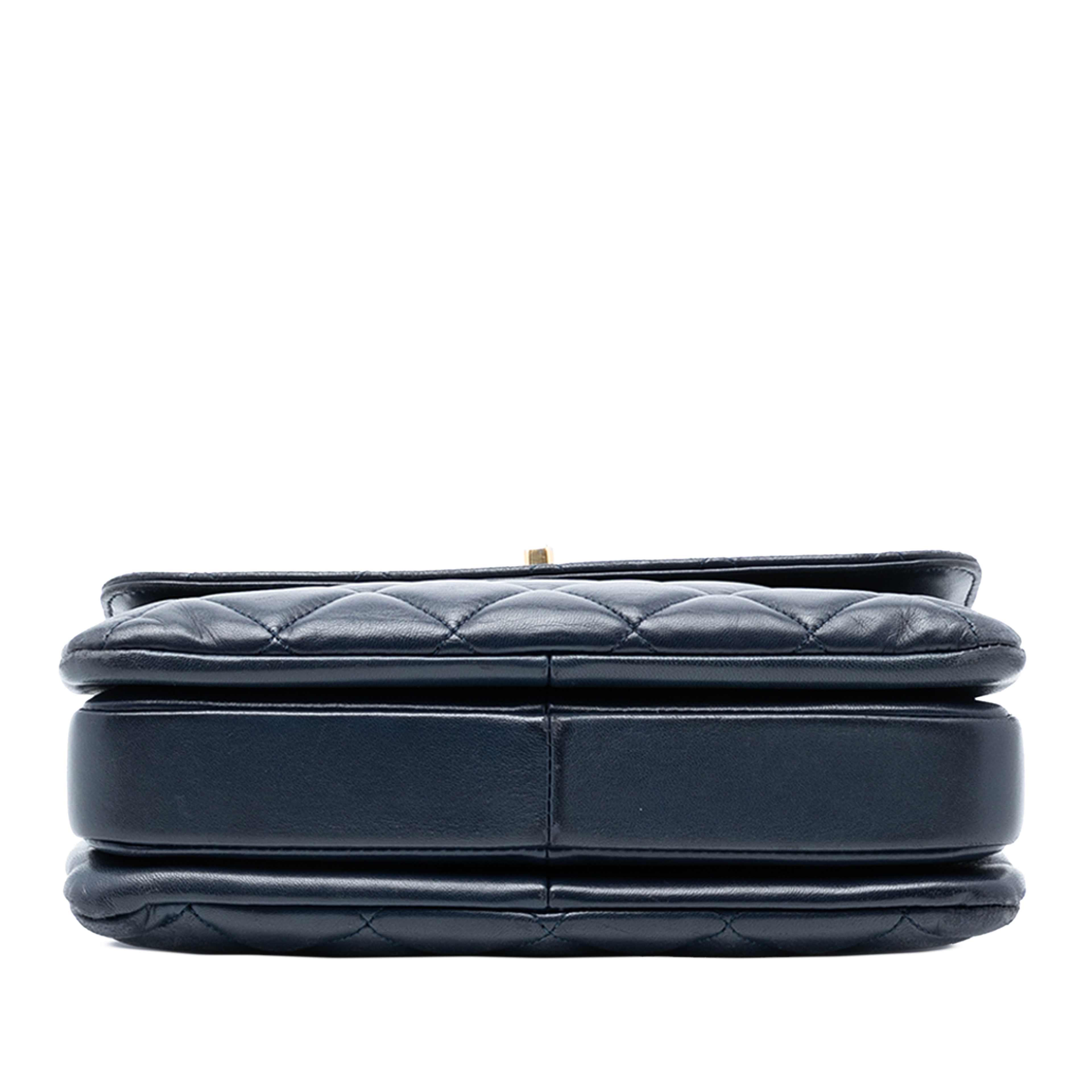 Chanel Small Quilted Lambskin Trendy Cc Top Handle Flap, från Luxclusif, i färgen navy. Klicka för att öppna bilden i stort format