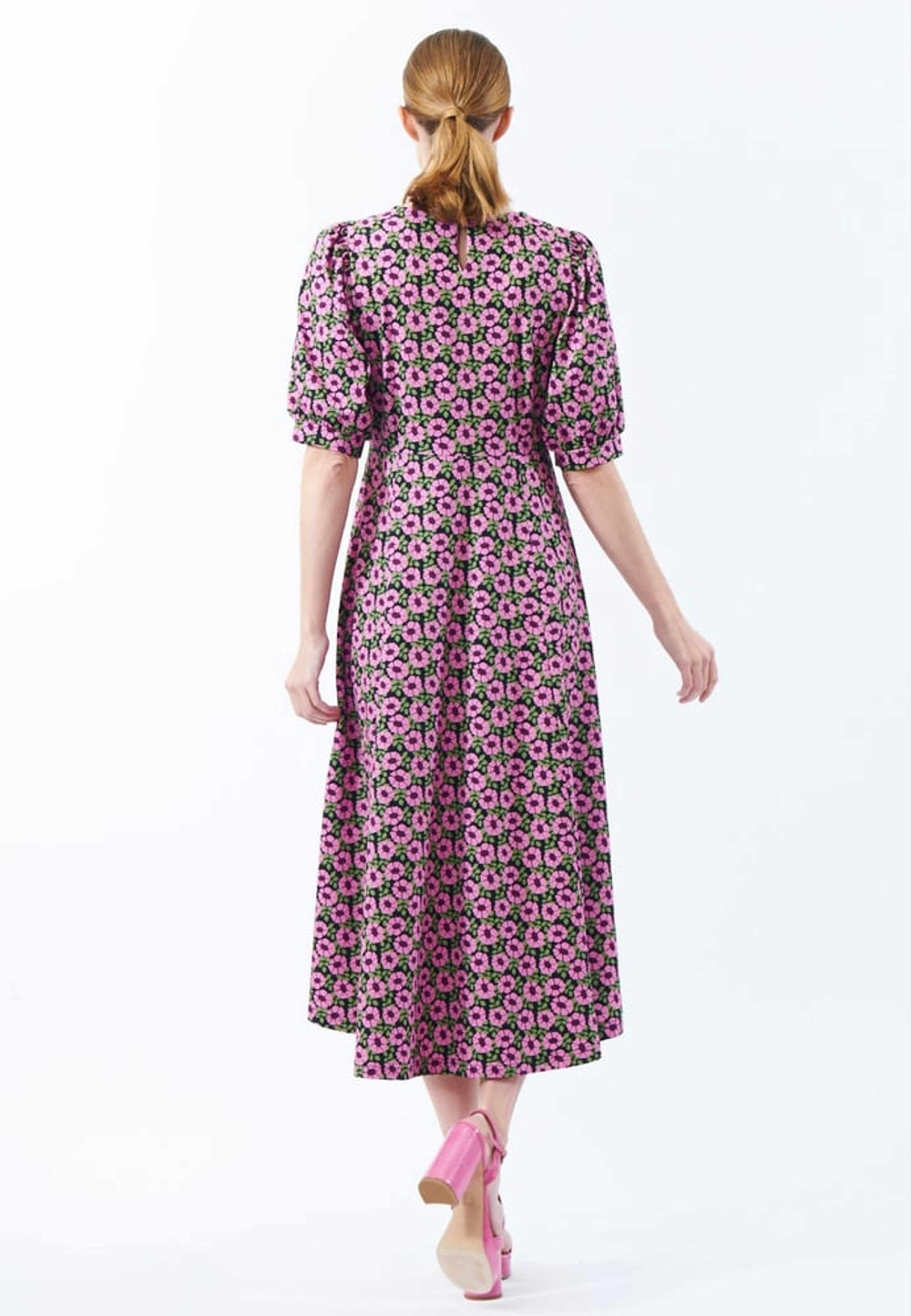 Franka Dress, från Jumperfabriken, i färgen pink. Klicka för att öppna bilden i stort format