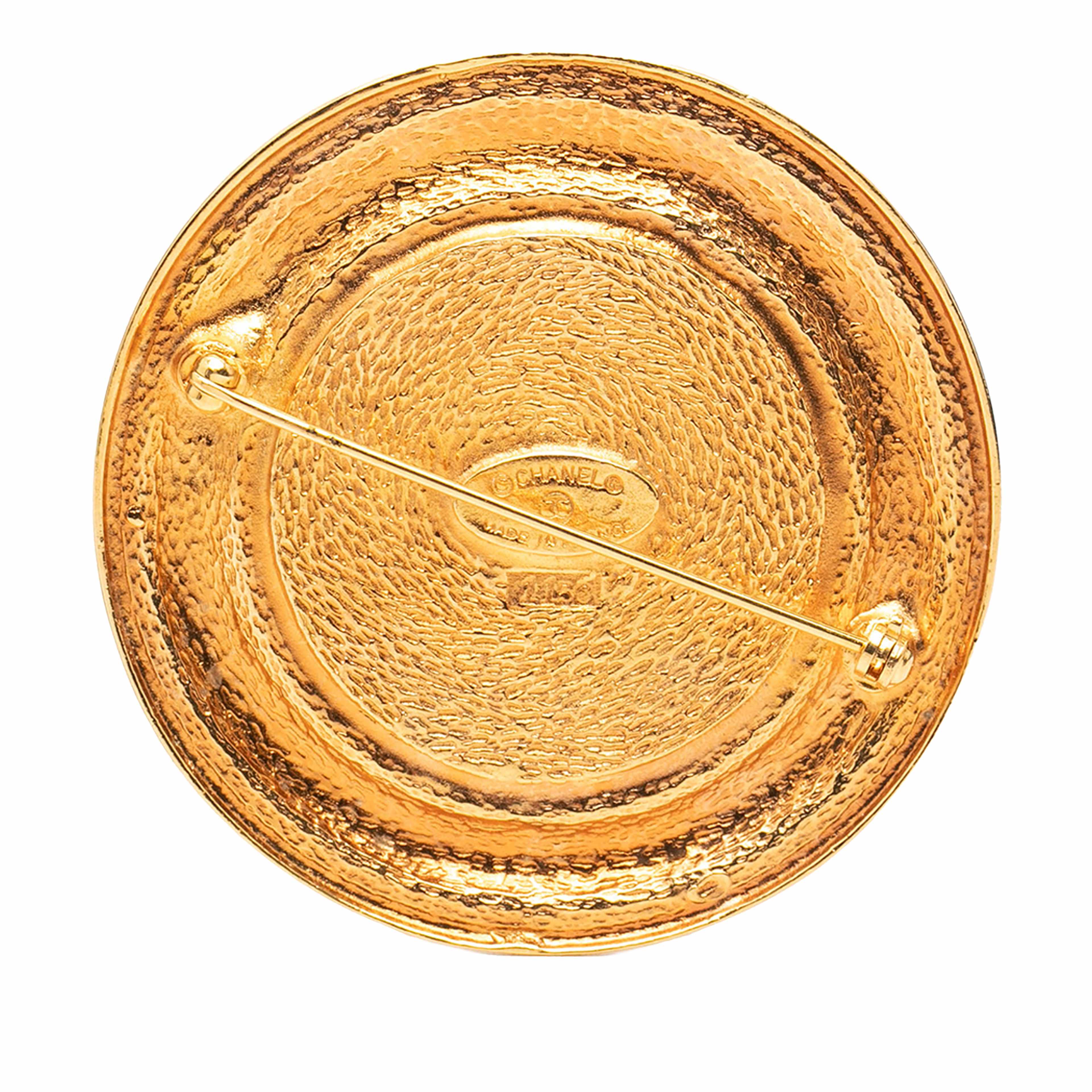 Chanel Gold Plated 31 Rue Cambon Round Brooch, från Luxclusif, i färgen guld. Klicka för att öppna bilden i stort format