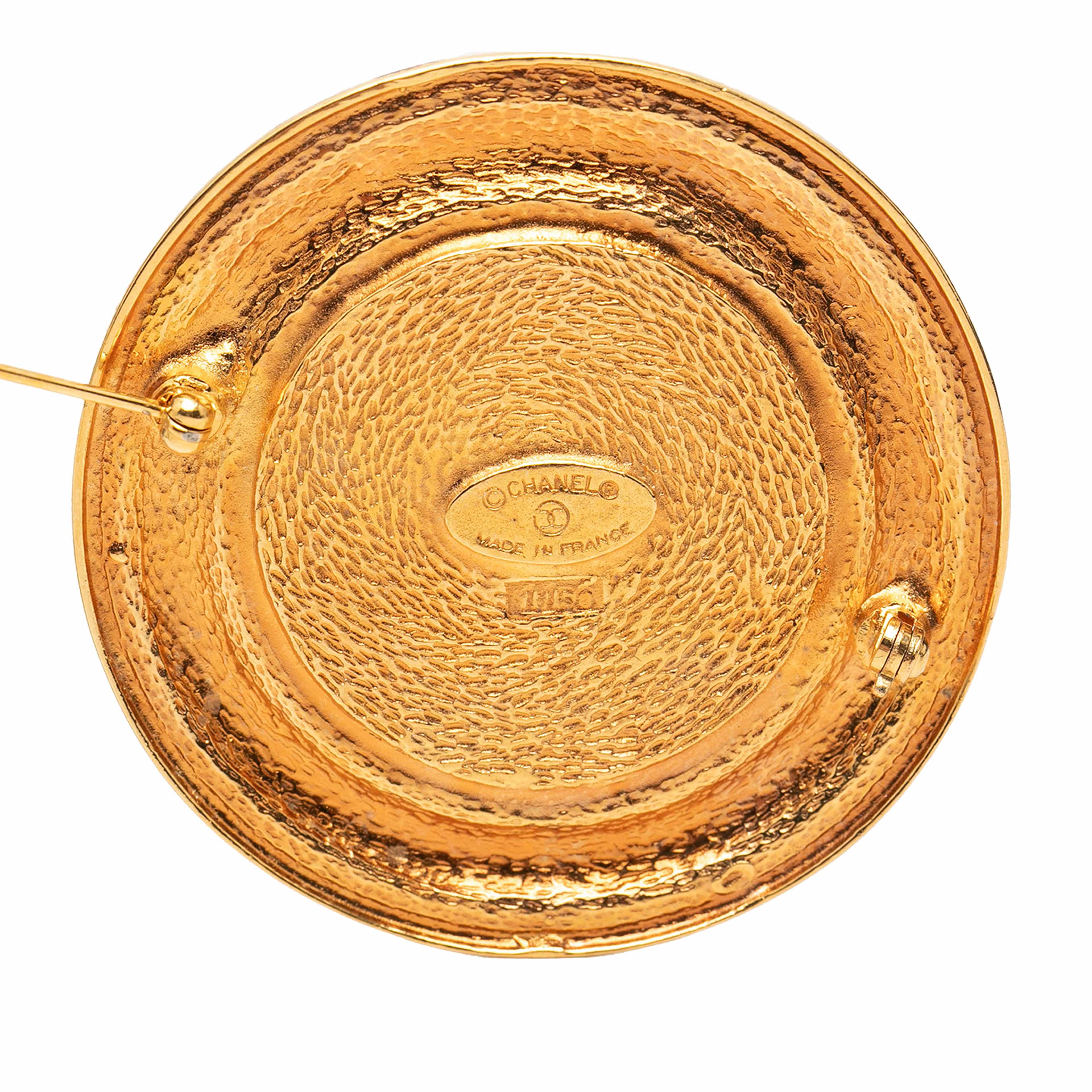 Chanel Gold Plated 31 Rue Cambon Round Brooch, från Luxclusif, i färgen gold. Klicka för att öppna bilden i stort format