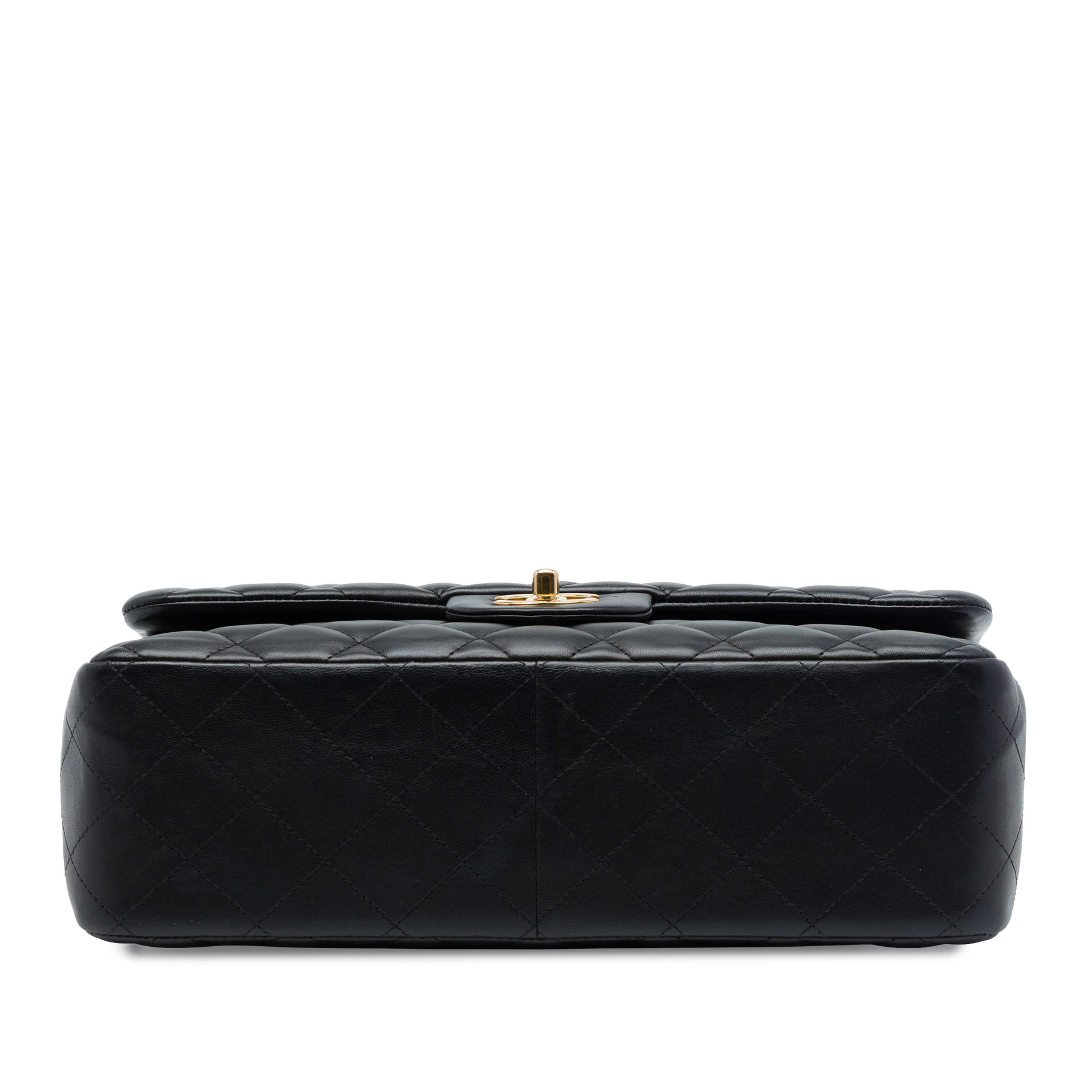 Chanel Jumbo Classic Lambskin Double Flap, från Luxclusif, i färgen svart. Klicka för att öppna bilden i stort format