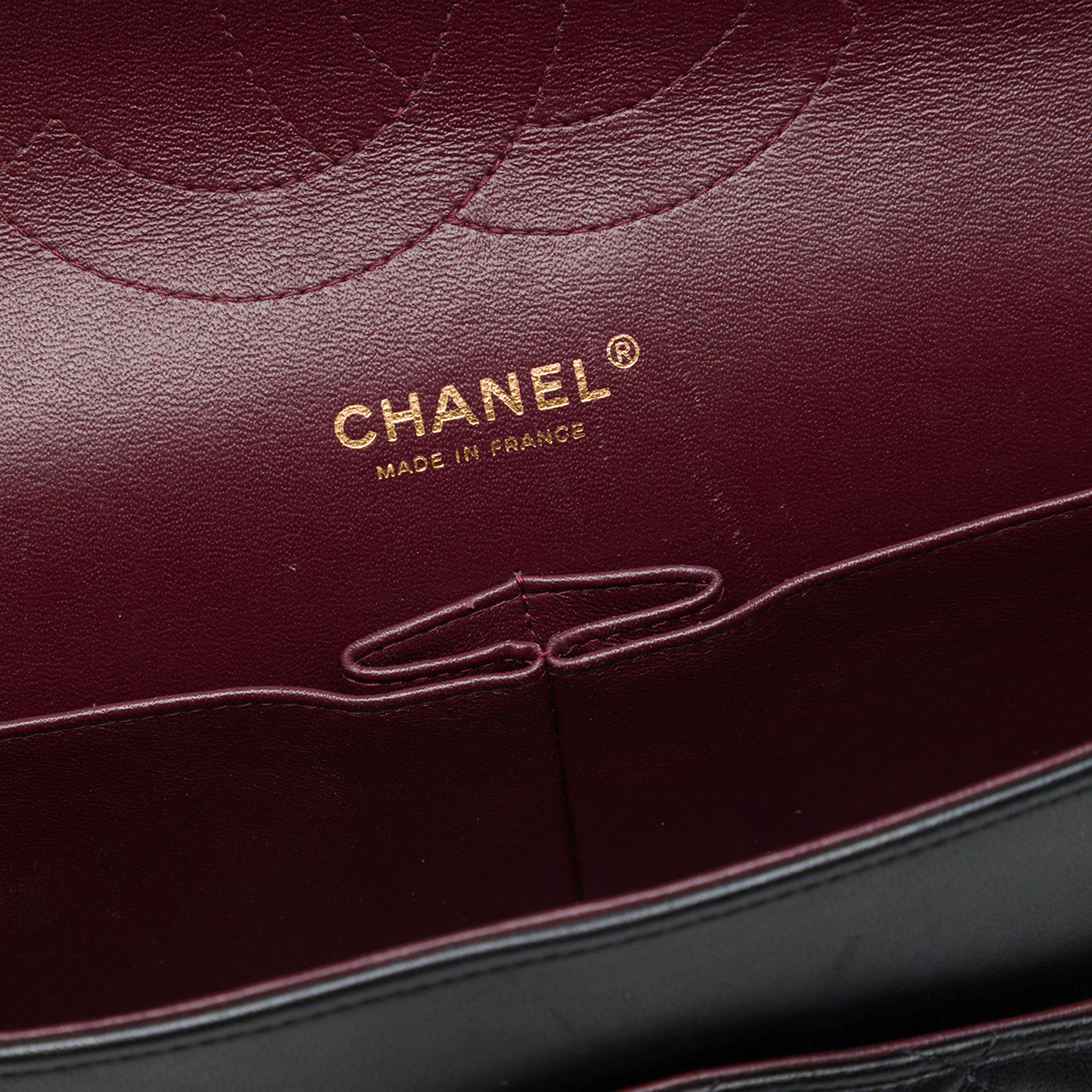Chanel Jumbo Classic Lambskin Double Flap, från Luxclusif, i färgen svart. Klicka för att öppna bilden i stort format