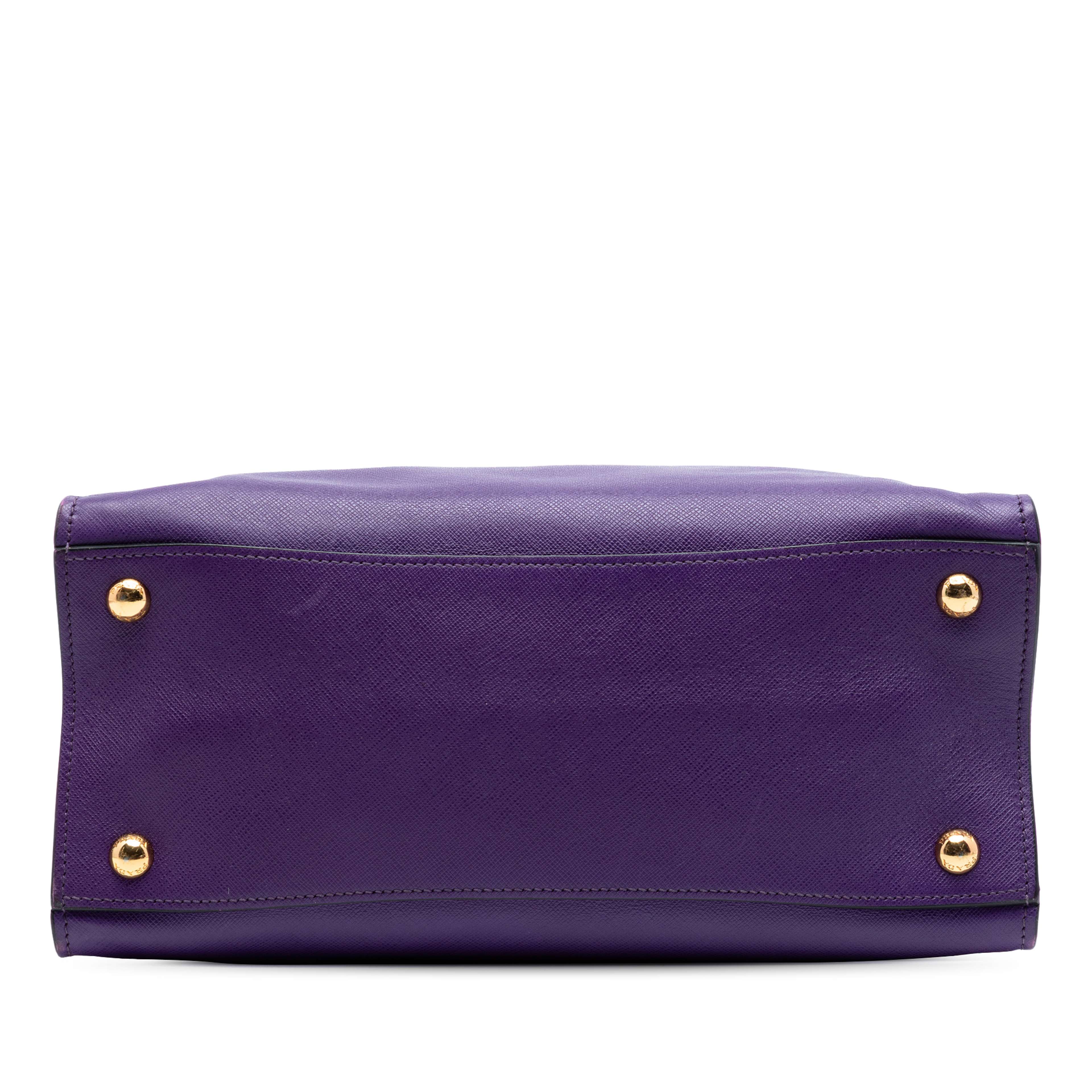 Prada Saffiano Soft Triple Pocket Tote, från Luxclusif, i färgen purpur. Klicka för att öppna bilden i stort format