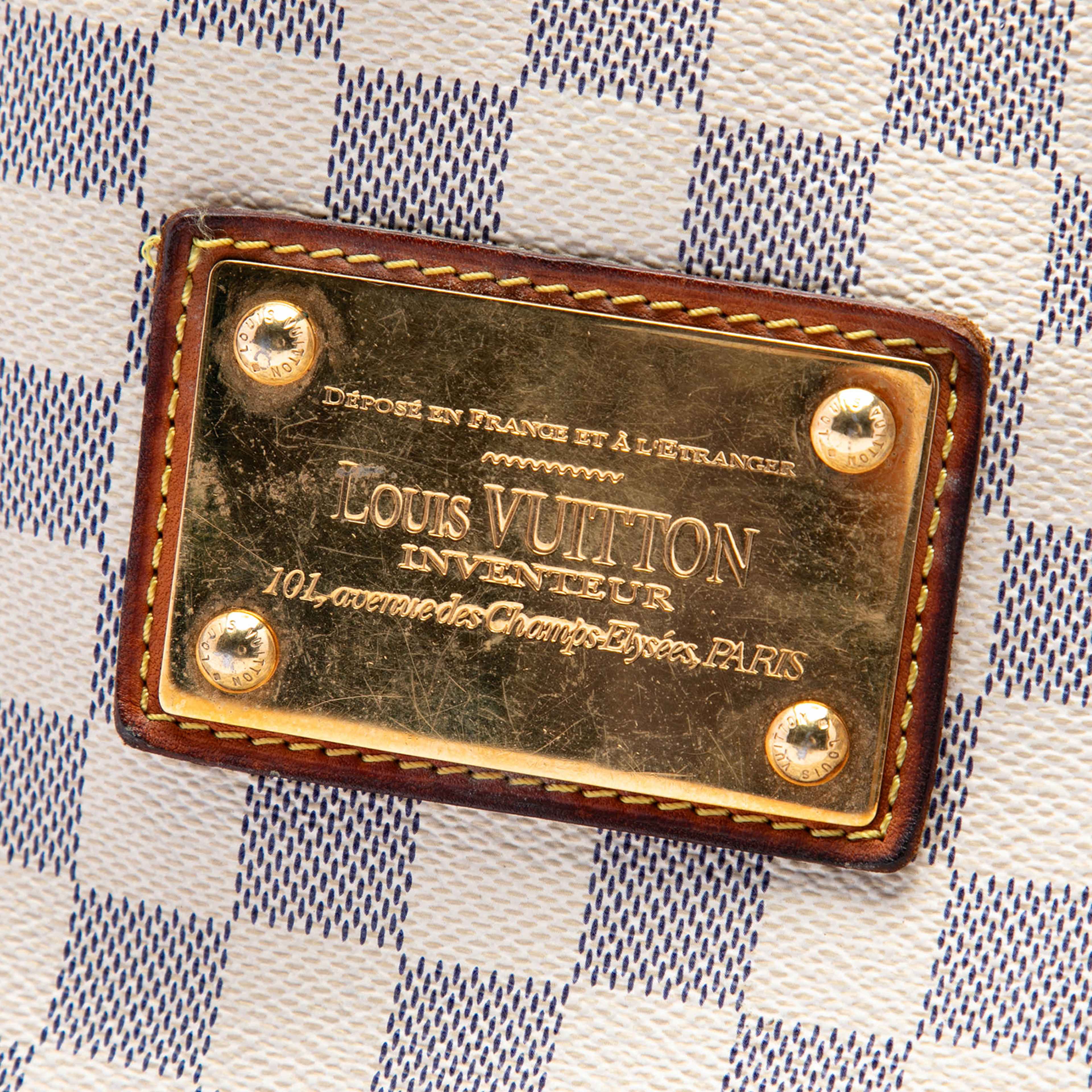 Louis Vuitton Damier Azur Galliera Pm, från Luxclusif, i färgen white. Klicka för att öppna bilden i stort format