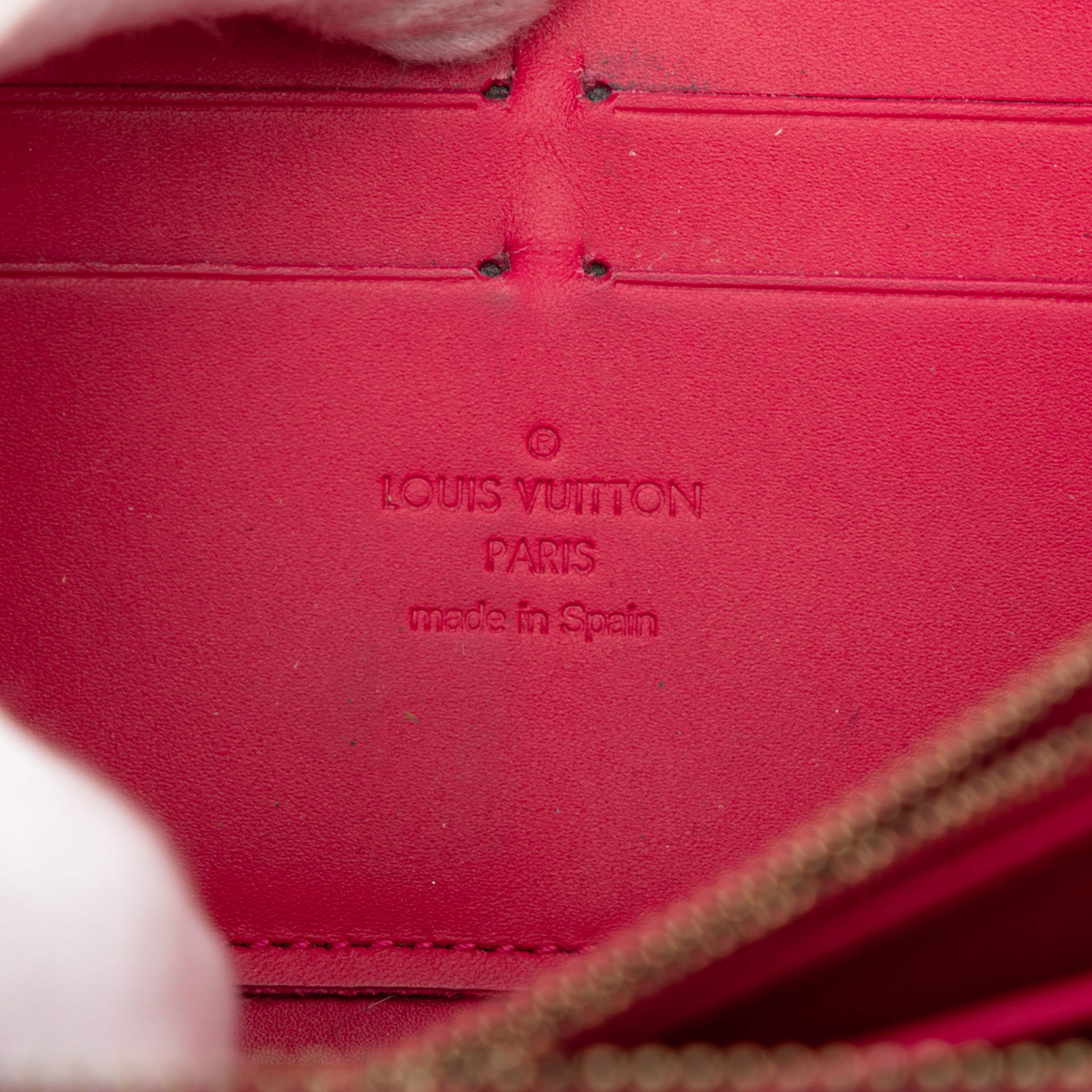 Louis Vuitton Monogram Vernis Ikat Zippy Wallet, från Luxclusif, i färgen pink. Klicka för att öppna bilden i stort format