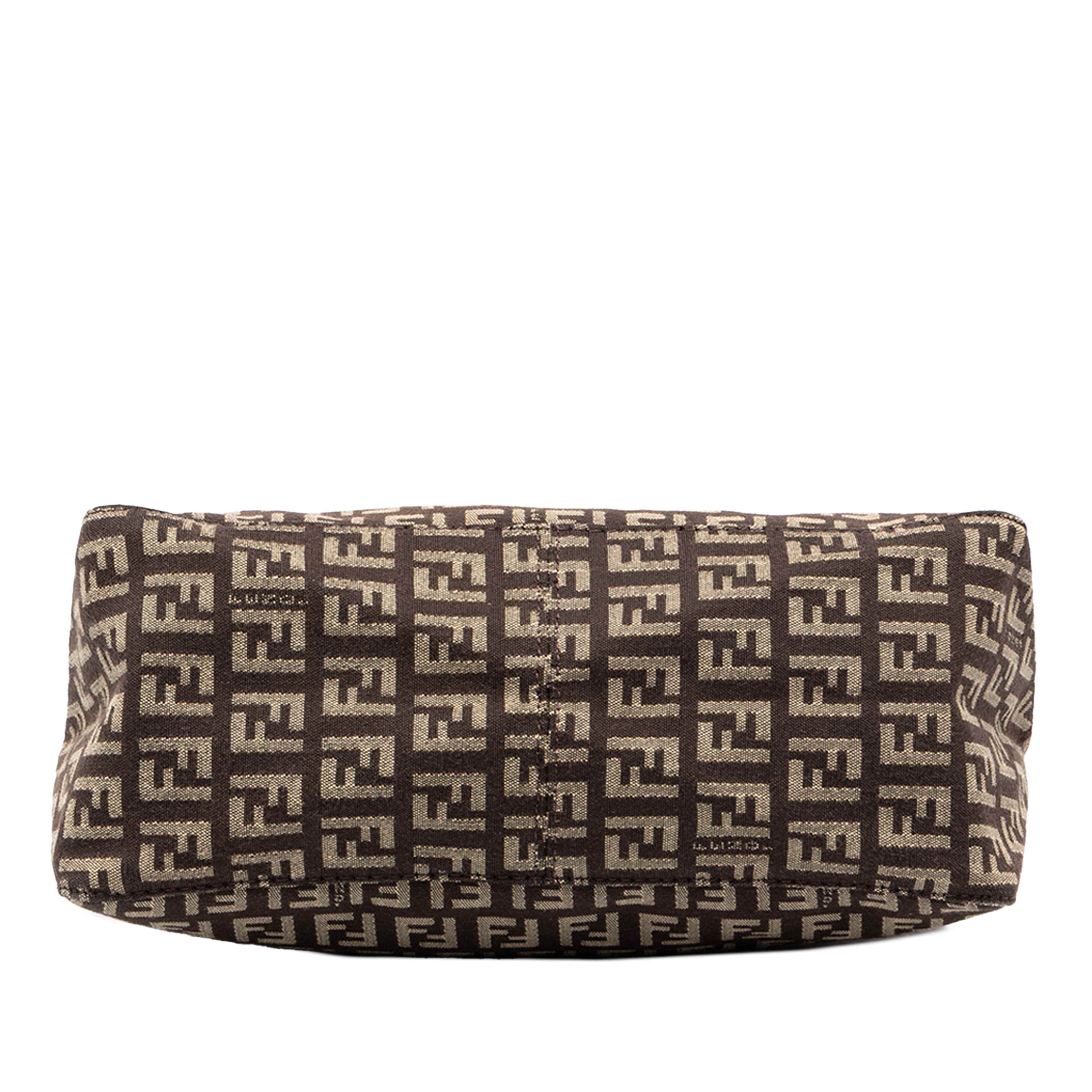Fendi Zucchino Canvas Handbag, från Luxclusif, i färgen brun. Klicka för att öppna bilden i stort format