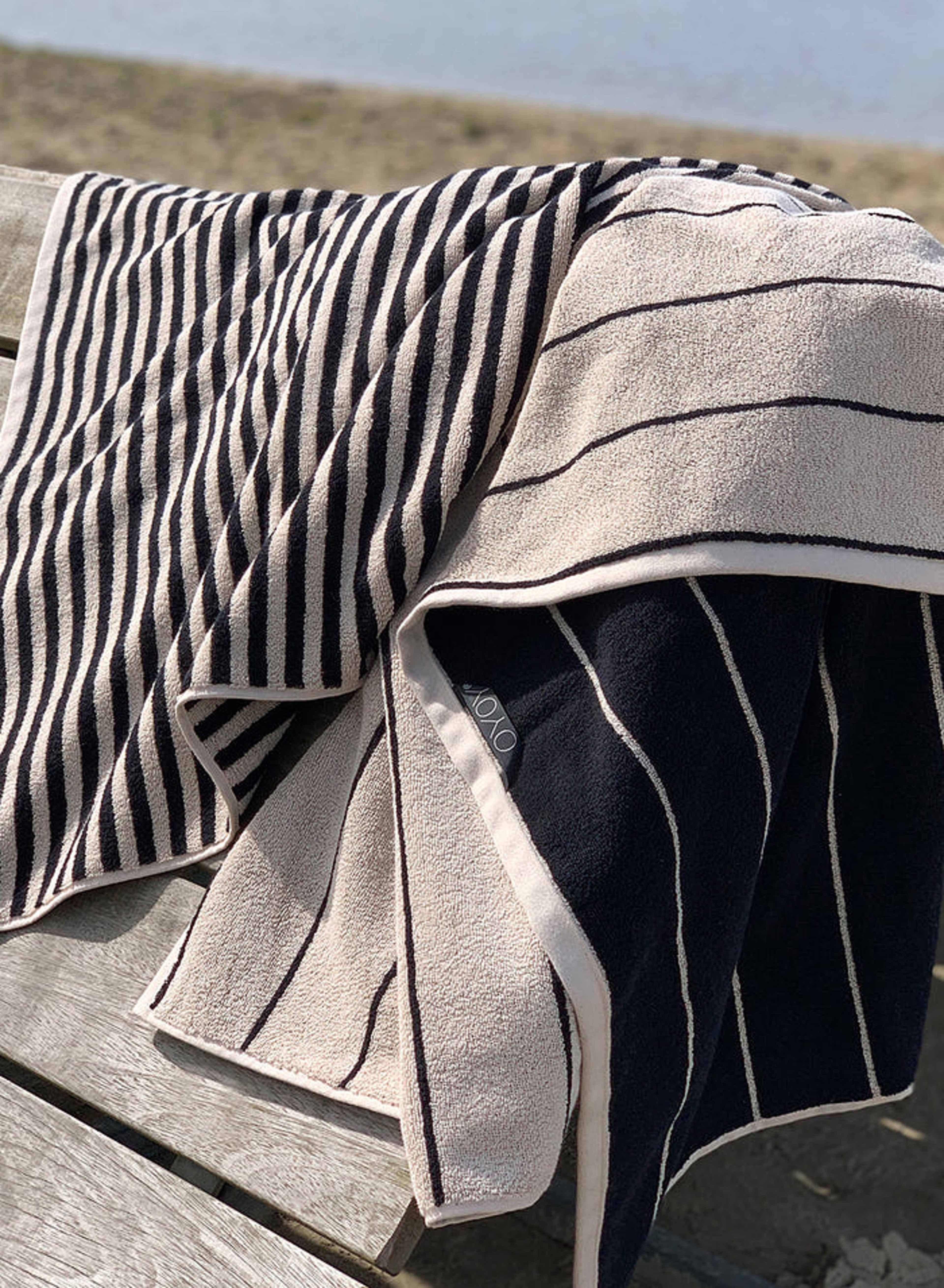 Raita Towel - 50x100 Cm, från OYOY Living, i färgen clay,black. Klicka för att öppna bilden i stort format