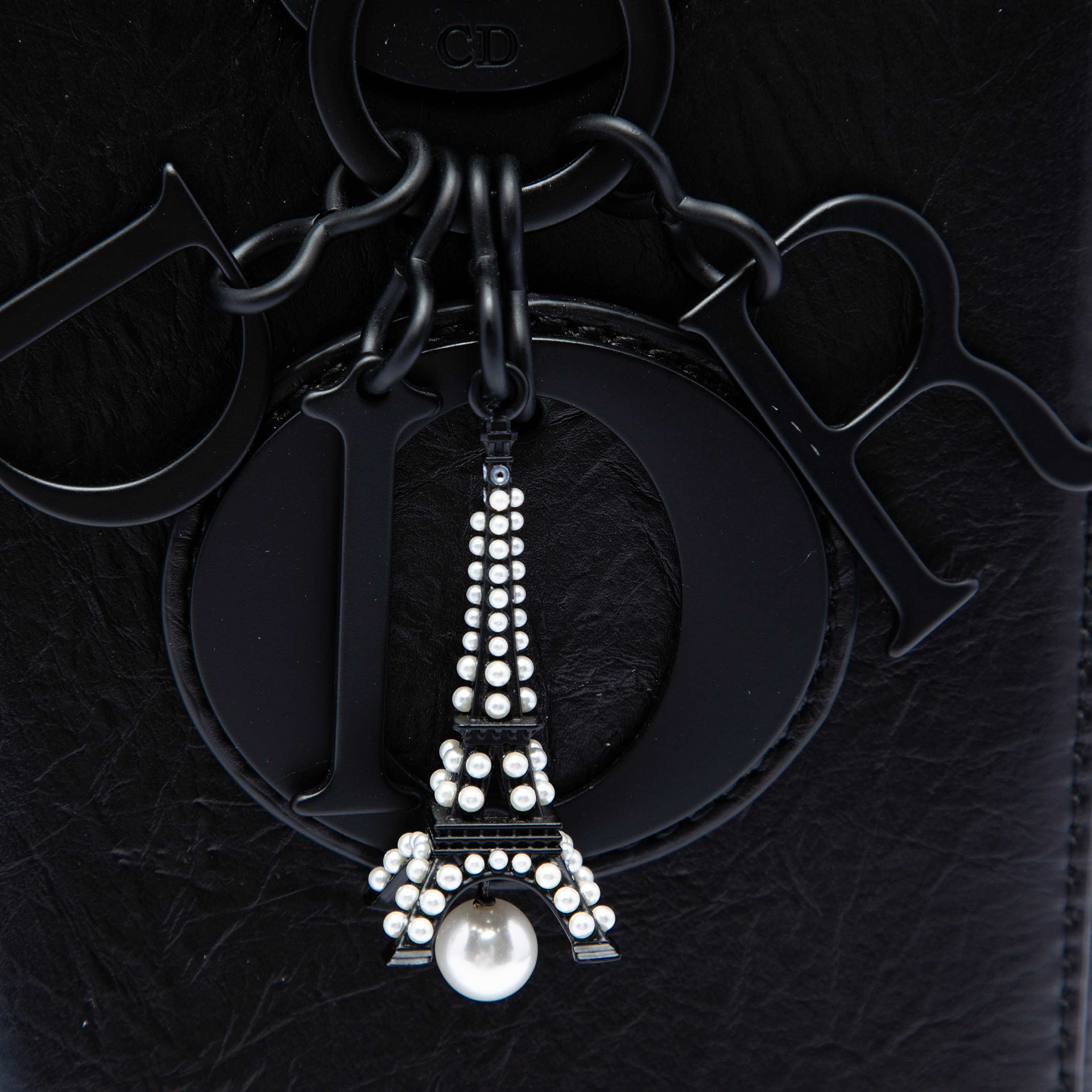 Dior Medium Crinkled Calfskin Eiffel Tower Lady Dior, från Luxclusif, i färgen svart. Klicka för att öppna bilden i stort format