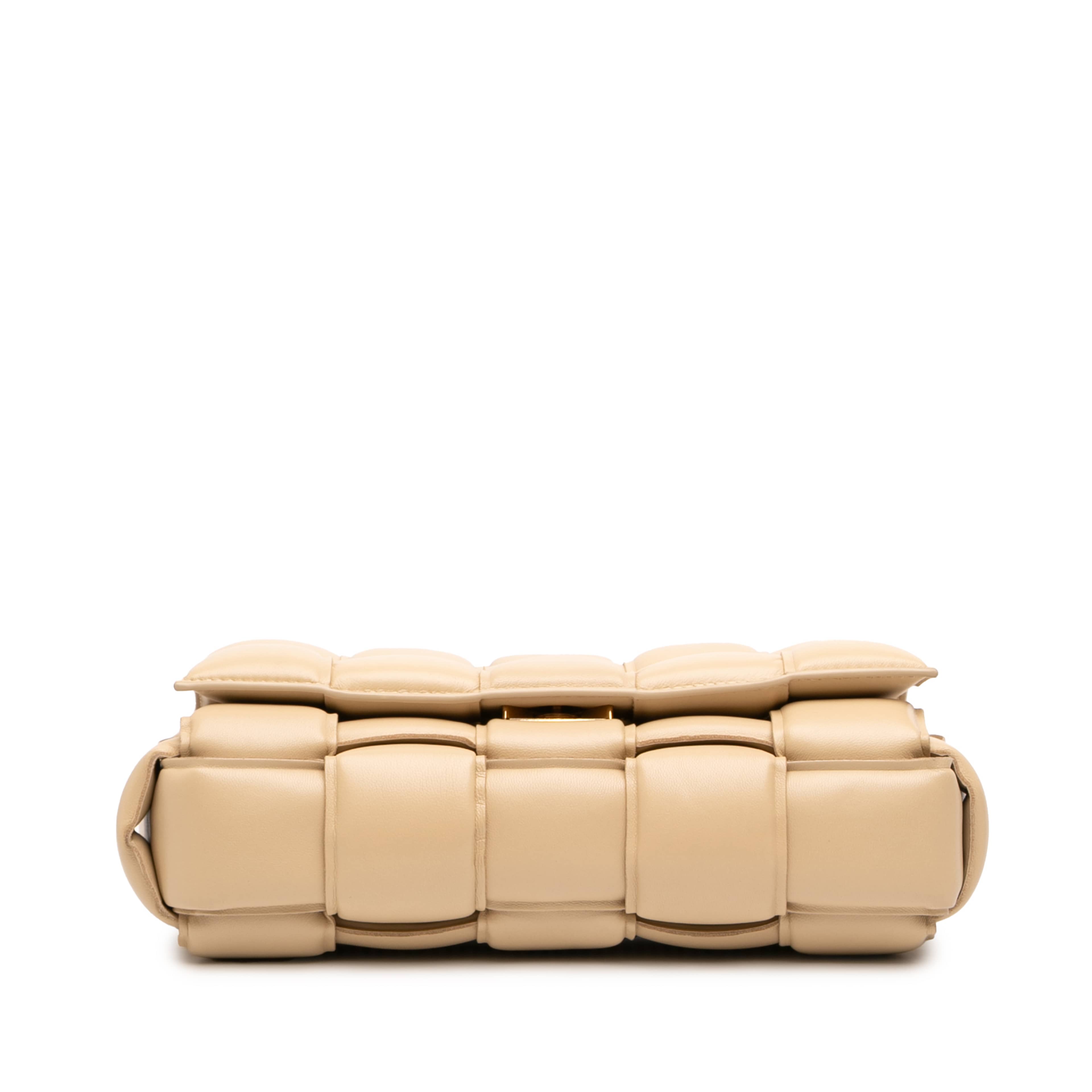 Bottega Veneta Nappa Intrecciato Padded Chain Cassette Satchel, från Luxclusif, i färgen beige. Klicka för att öppna bilden i stort format